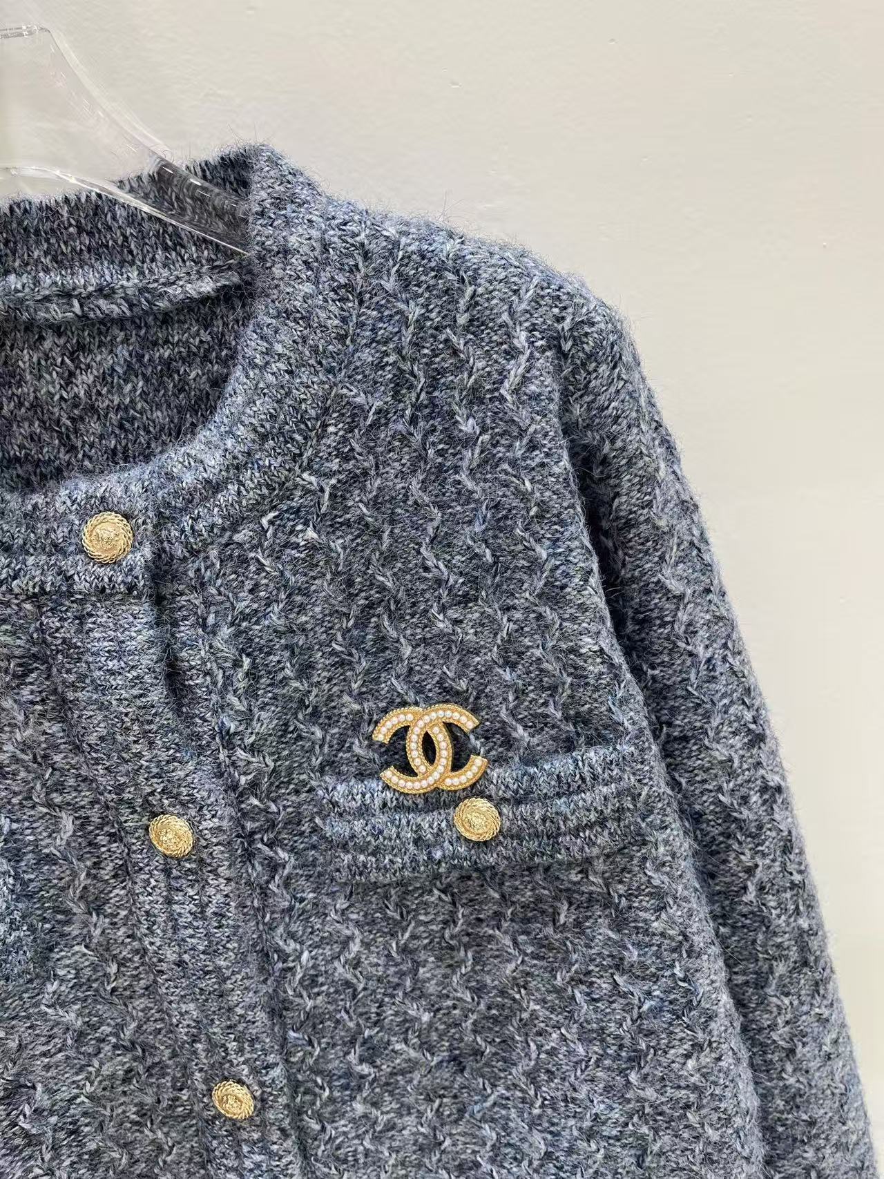 CHANEL ブローチ＆メタルバックル付きウールカーディガン【50％割引+送料無料】