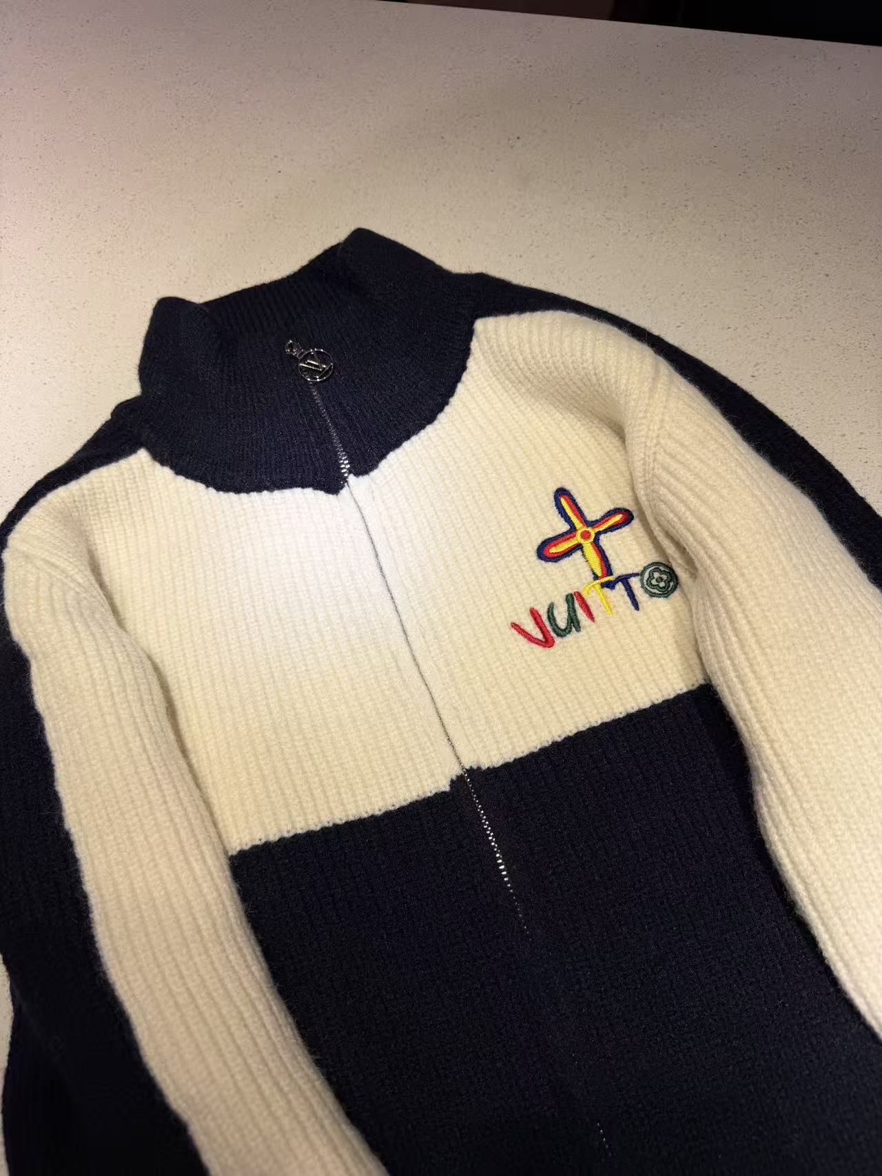 LVカラーブロック刺繍レターウールカーディガン【50％割引+送料無料】