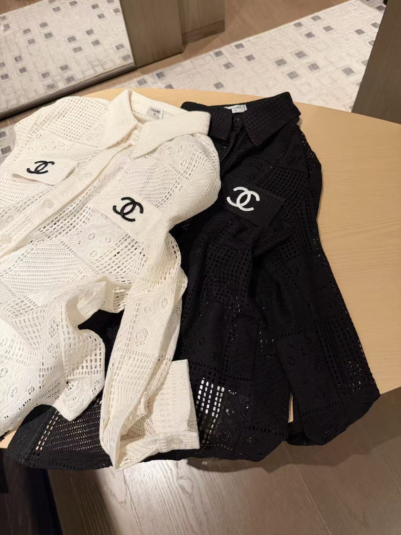 CHANEL ダブルC 透かし彫りシャツ【50％割引+送料無料】
