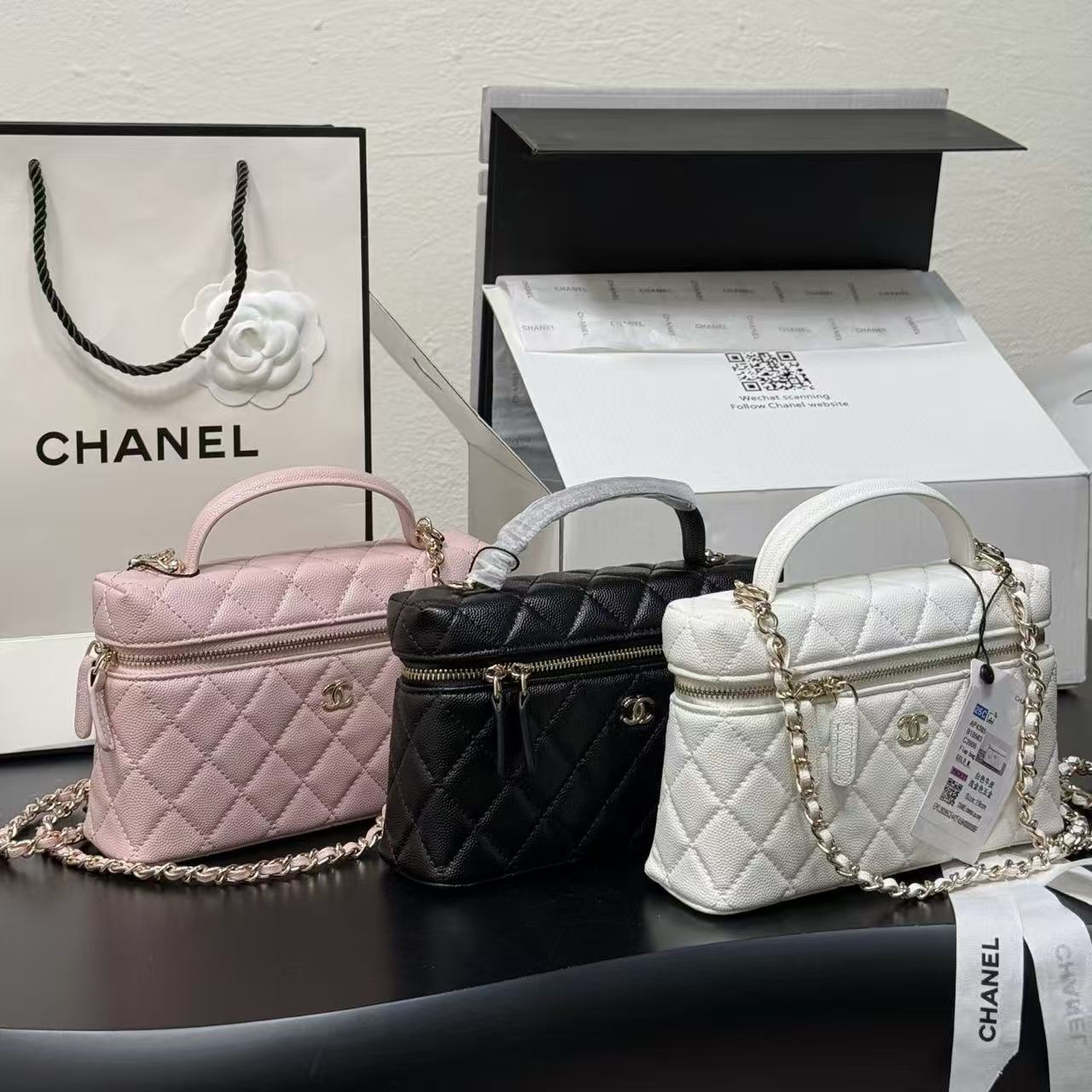 CHANEL チェーン付きコスメポーチ【50％割引+送料無料】