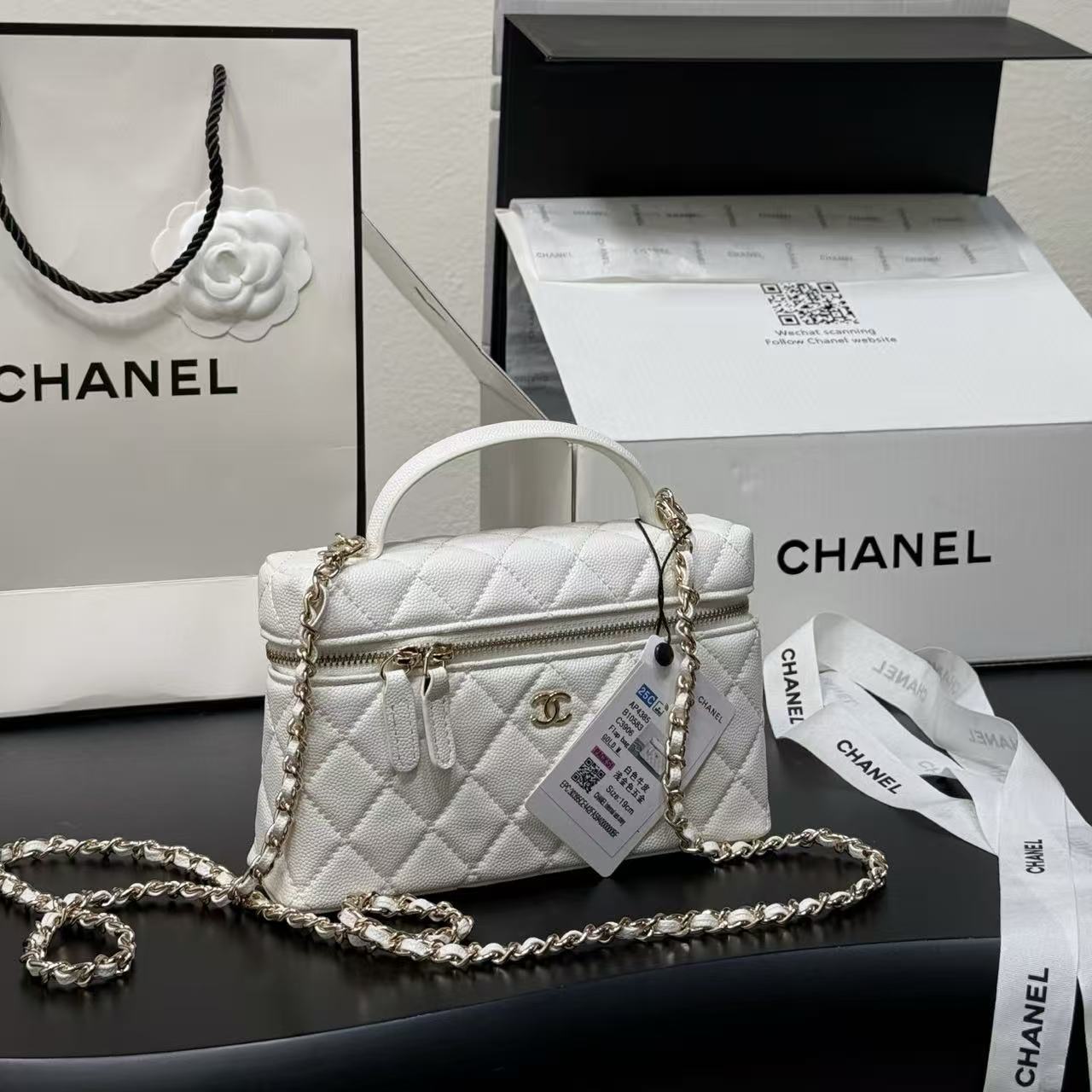 CHANEL チェーン付きコスメポーチ【50％割引+送料無料】