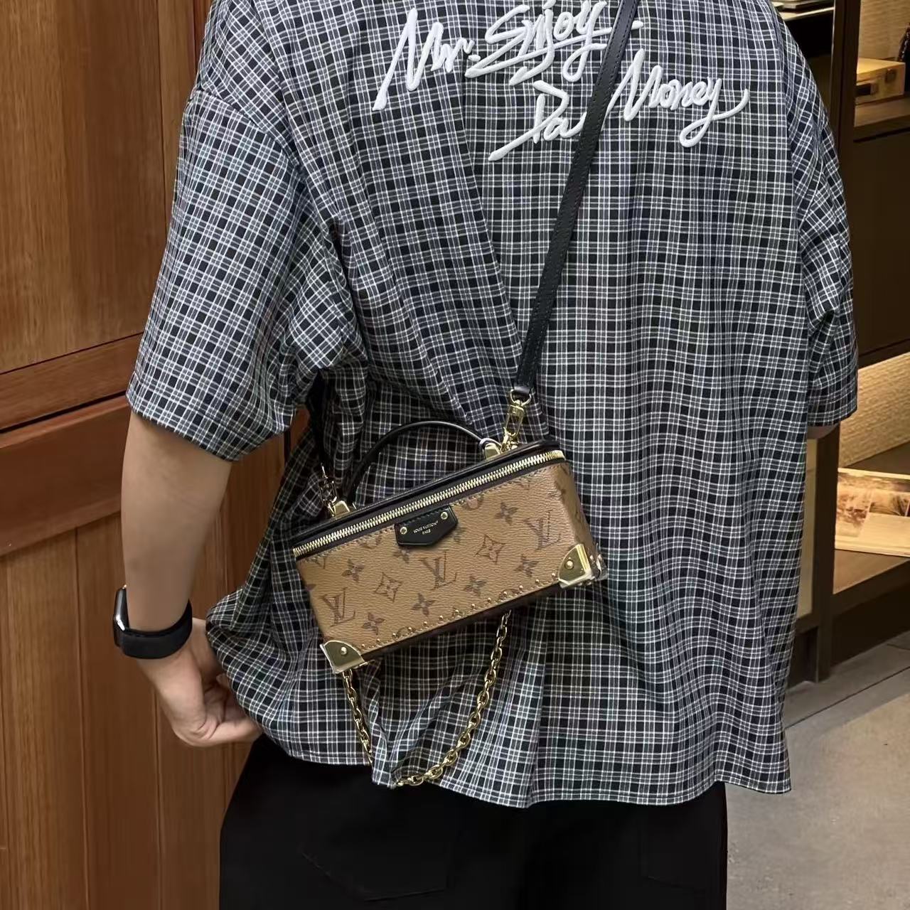 LV スタッズ＆チェーン コスメポーチ【50％割引+送料無料】