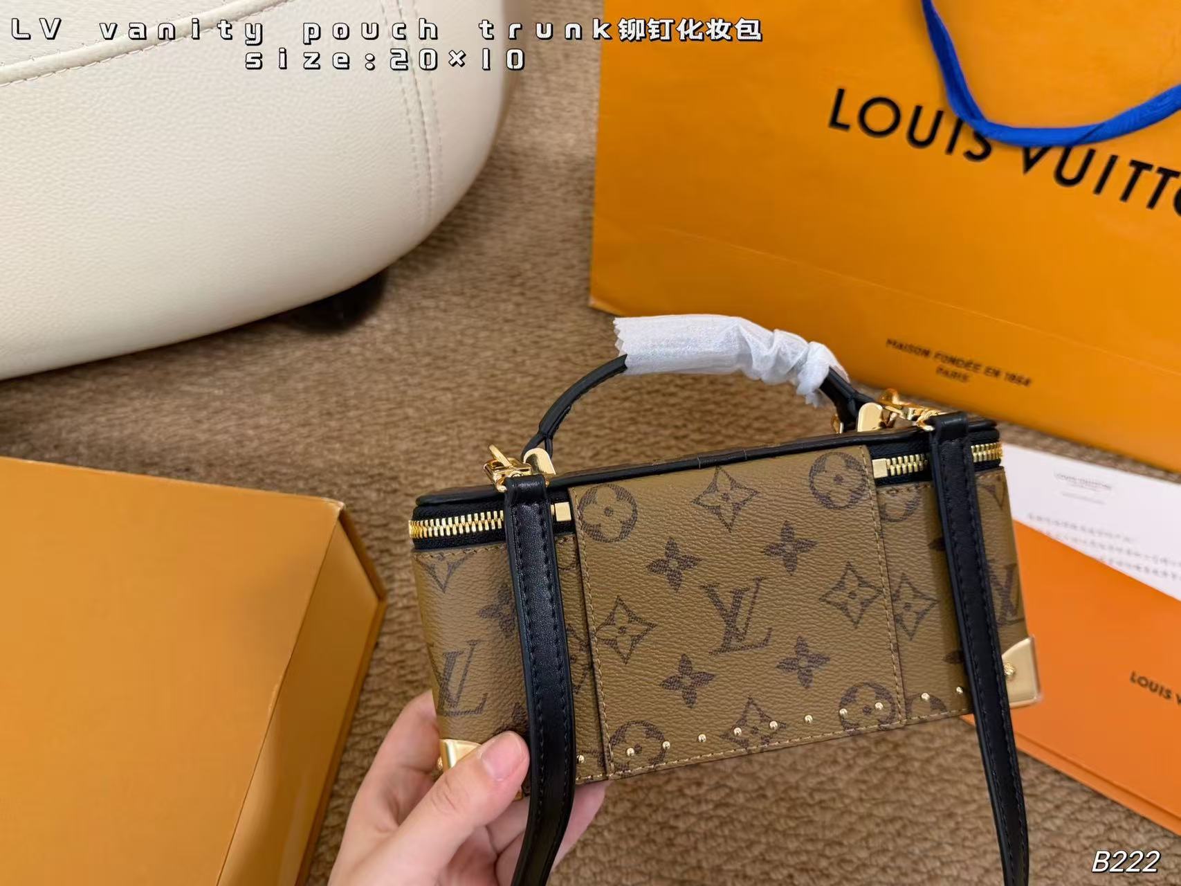 LV スタッズ＆チェーン コスメポーチ【50％割引+送料無料】