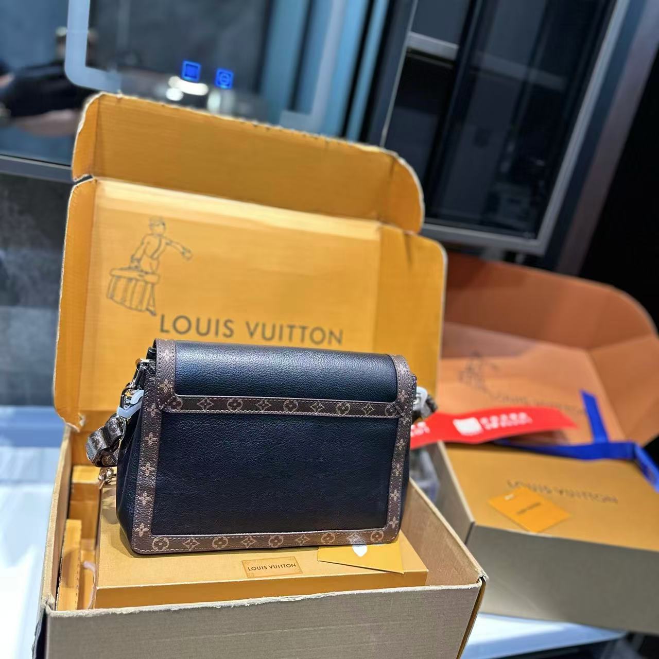 LVチェーンレザーショルダークロスボディバッグ【50％割引+送料無料】