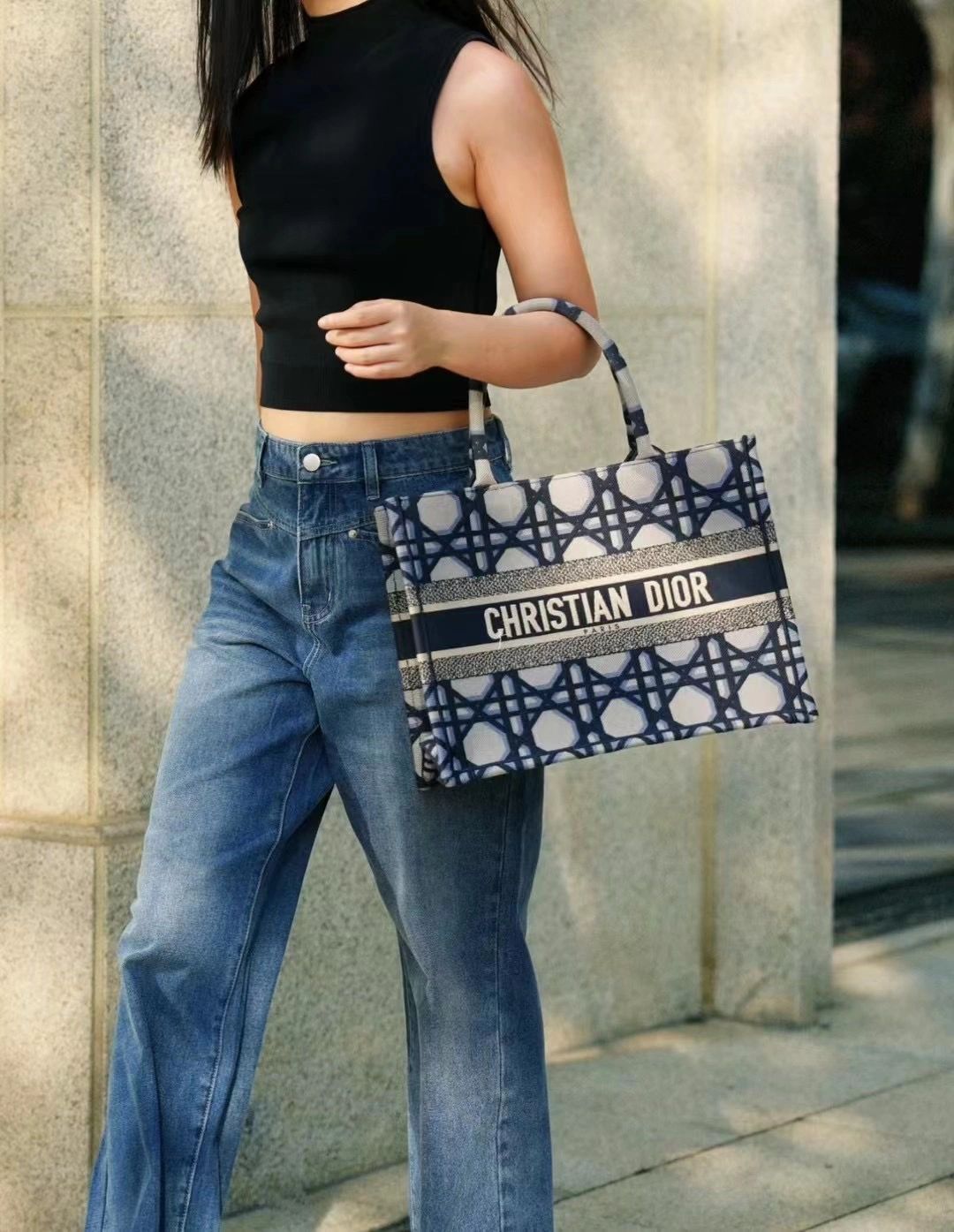 Jisoo&Dior  【入手困難】DIOR BOOK TOTE バッグ  【関税負担なし】 スピード配送