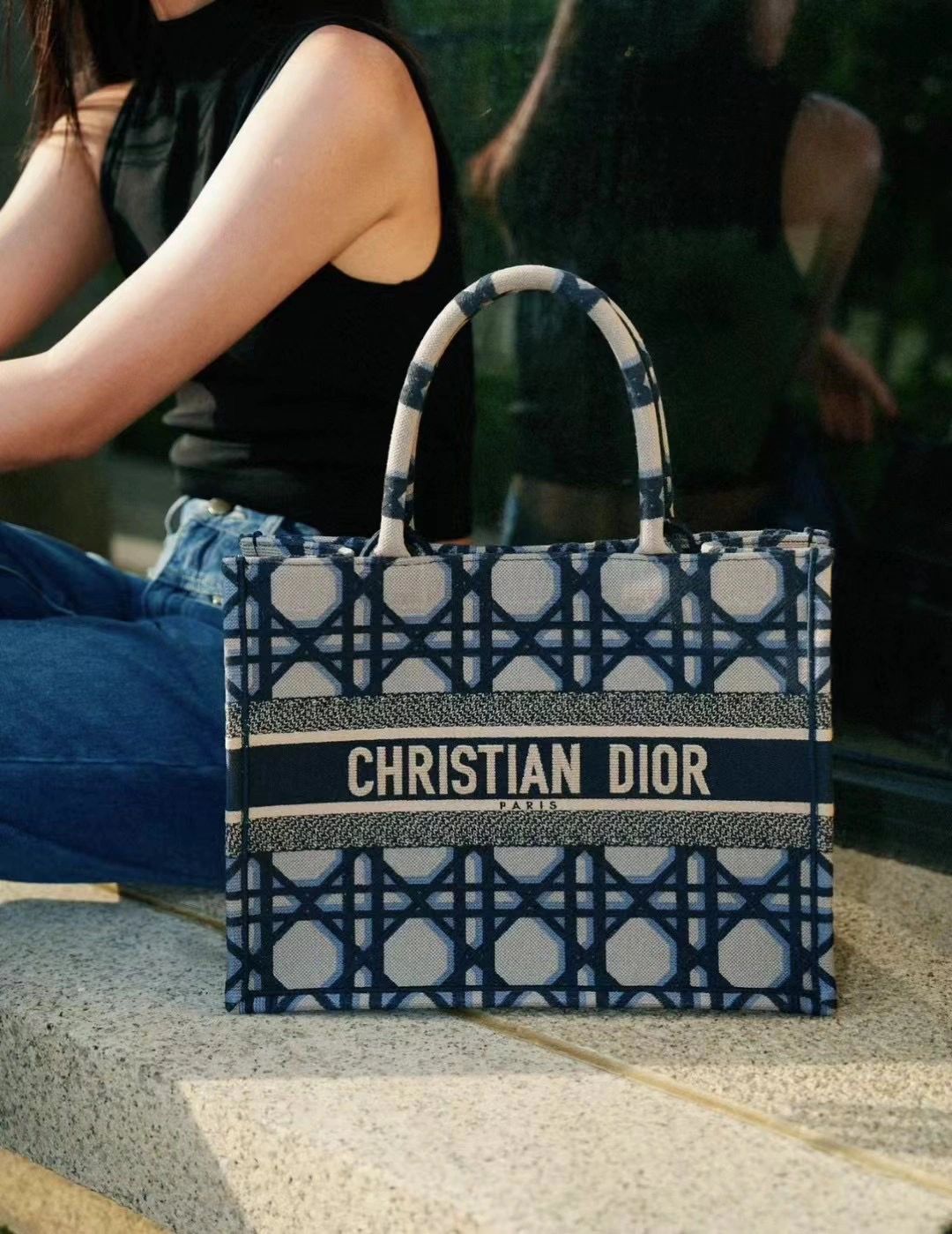 Jisoo&Dior  【入手困難】DIOR BOOK TOTE バッグ  【関税負担なし】 スピード配送