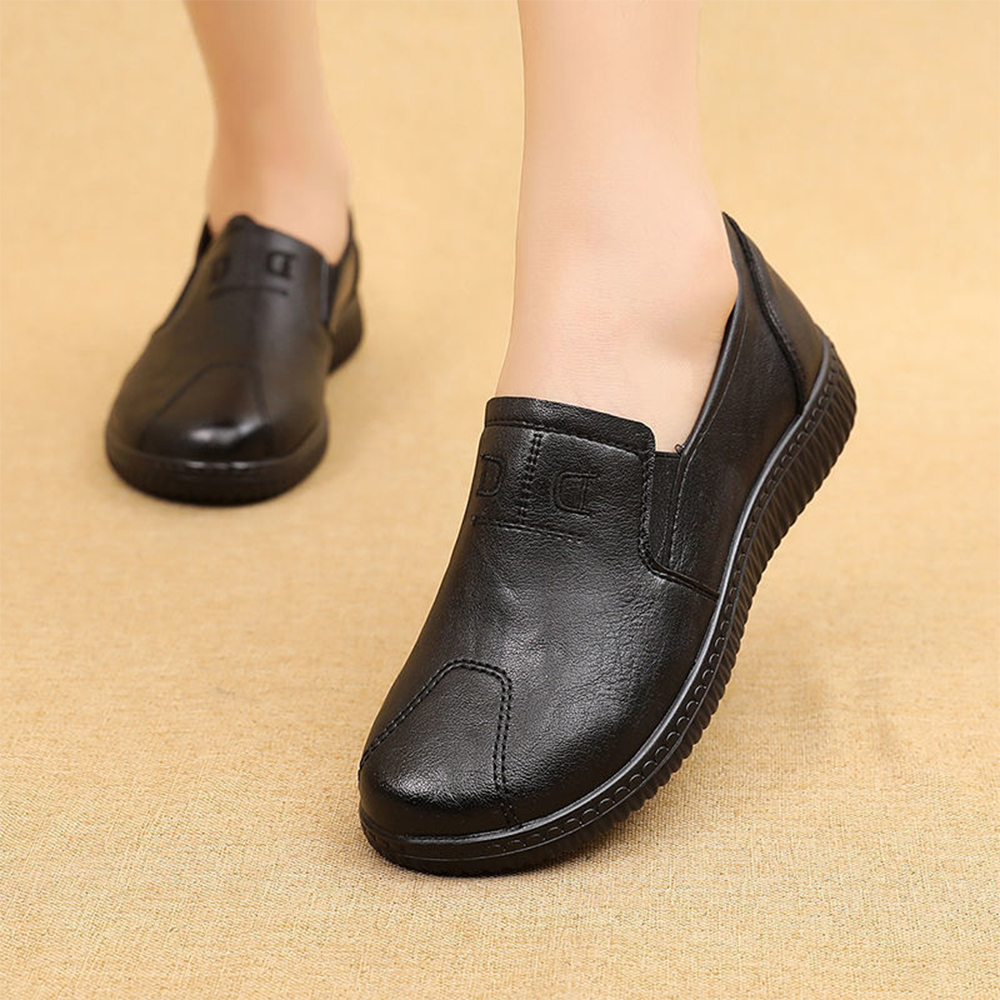 Reemelody Women's flat-soled soft leather slip-on shoes for the elderly