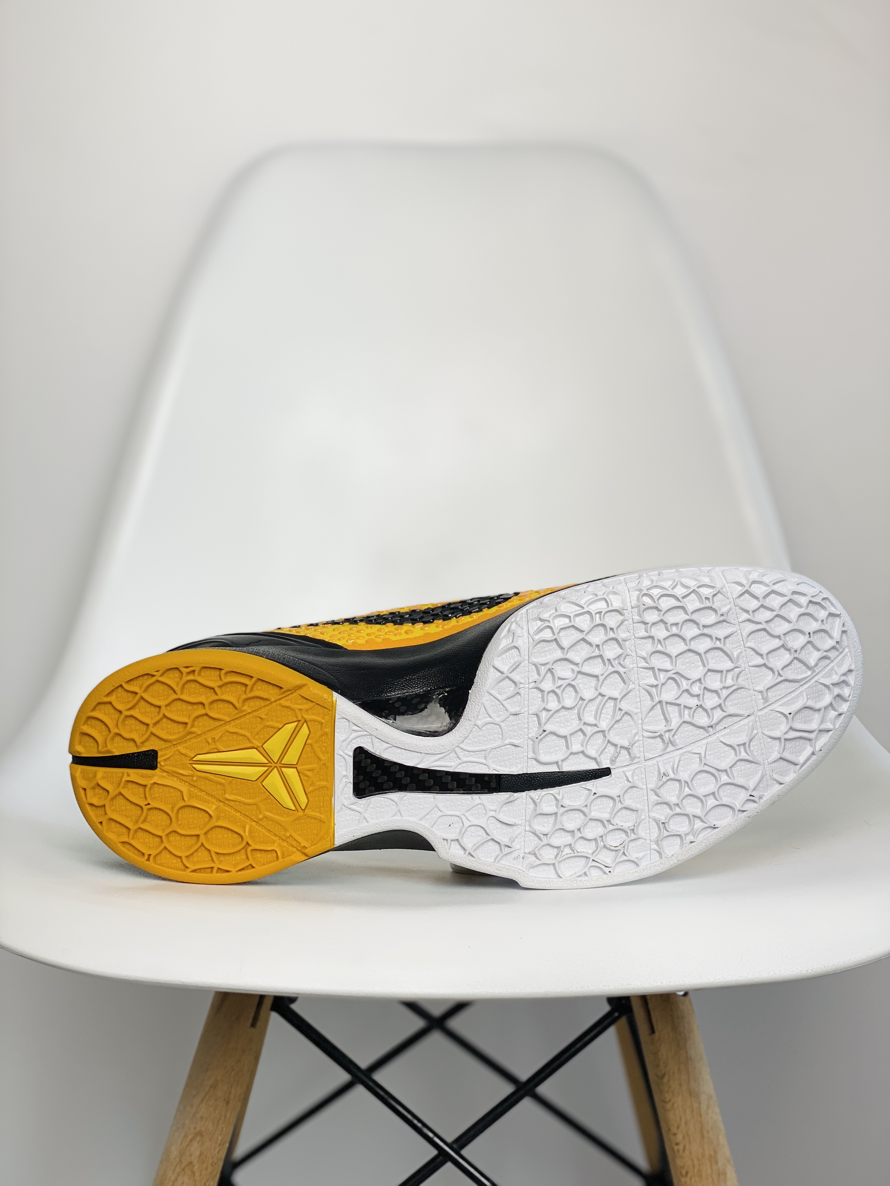 到货后不可临时取消退换 偏小半码到一码最强实战 H12 Kobe6  Lightbulb 前掌Zoom气垫 后掌EVA缓震 球鞋 籃球鞋 實戰鞋  真碳板 波鞋 男鞋  黑黃429659-700