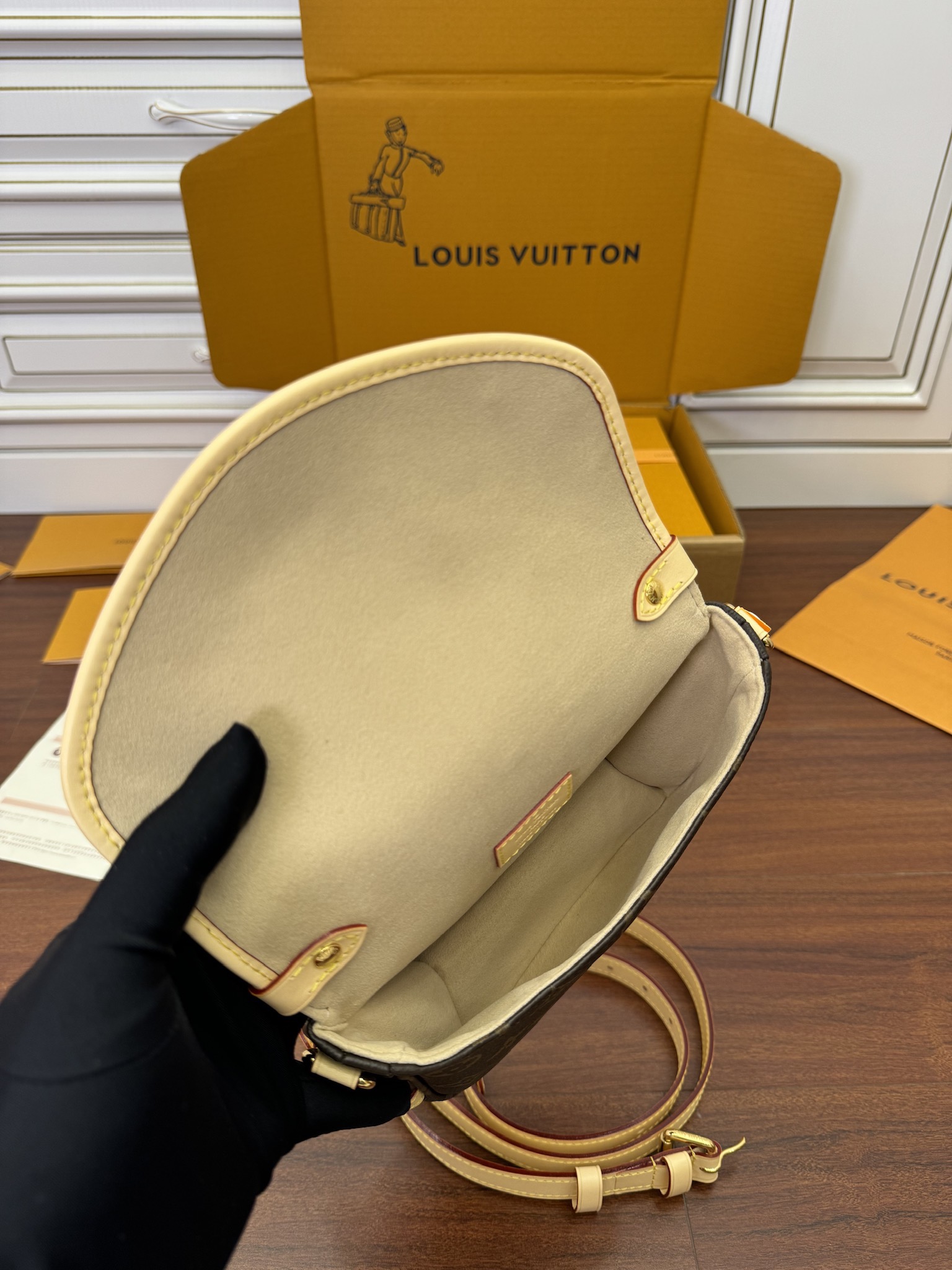 LOUIS VUITTON 路易威登 Saumur BB 老花满印牛皮革 斜挎包 单肩包 手提包 棕色 M46740