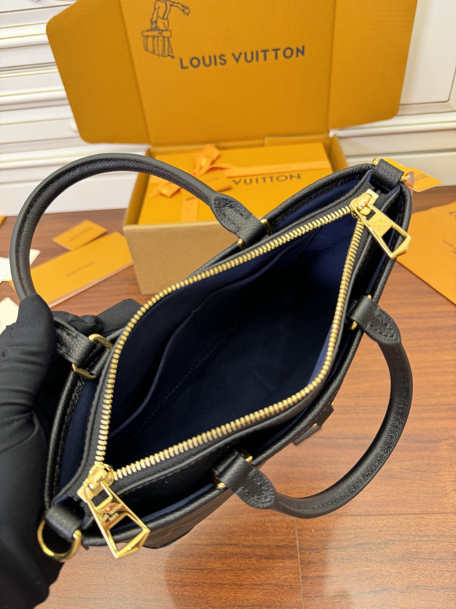 LOUIS VUITTON 路易威登 Trianon PM 压花图案 牛皮革 斜挎包 单肩包 手提包 小号 黑色 M46488
