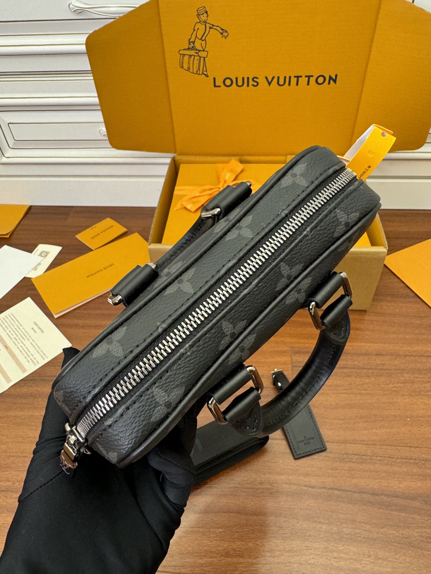 LOUIS VUITTON 路易威登 Nano Porte Documents J 印花logo 斜挎包 单肩包 手提包 黑色 M82770