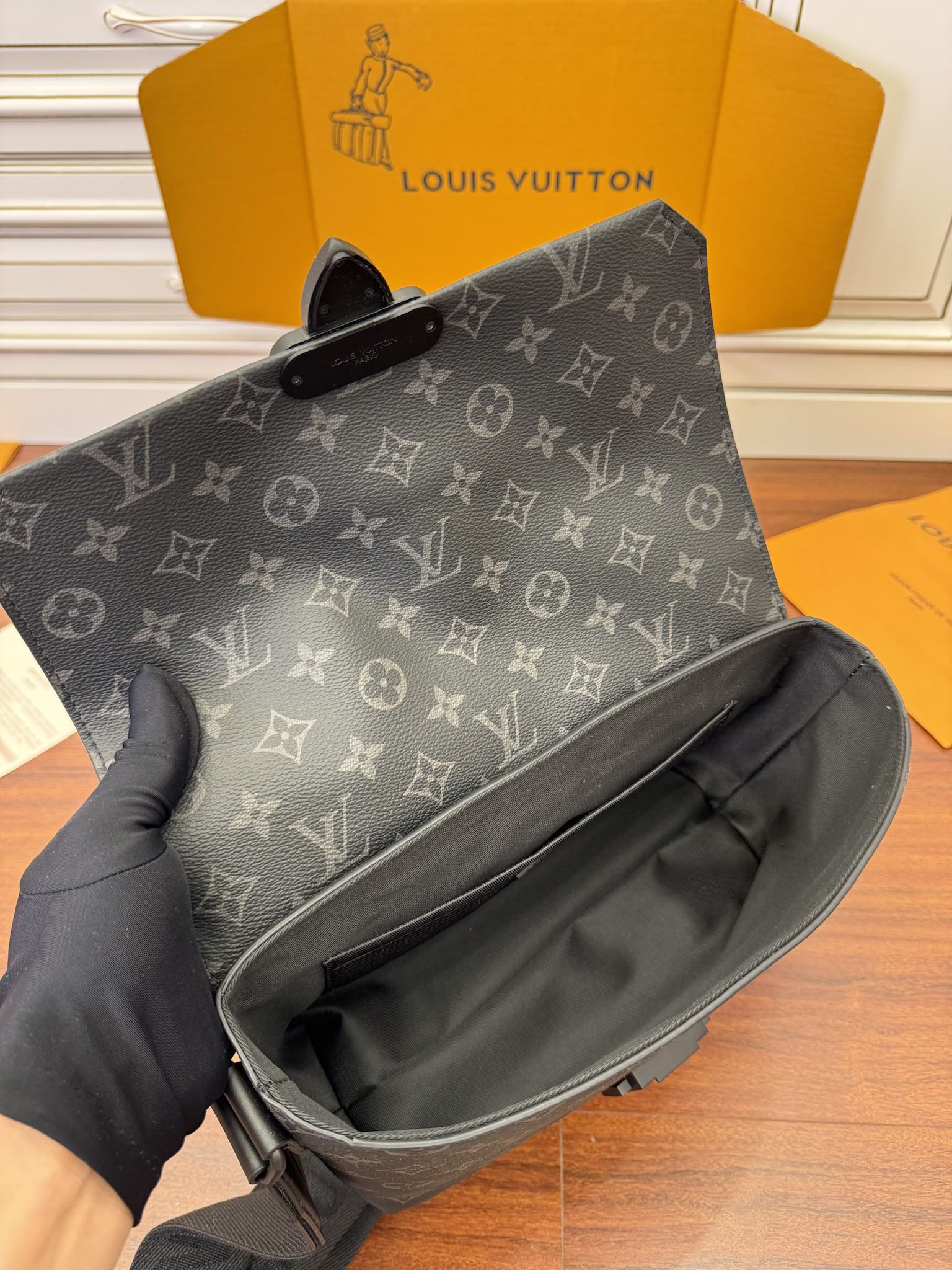 LOUIS VUITTON 路易威登 S Cape 可调节肩带搭扣开合帆布拼皮革 斜挎包 单肩包 黑色 M46794