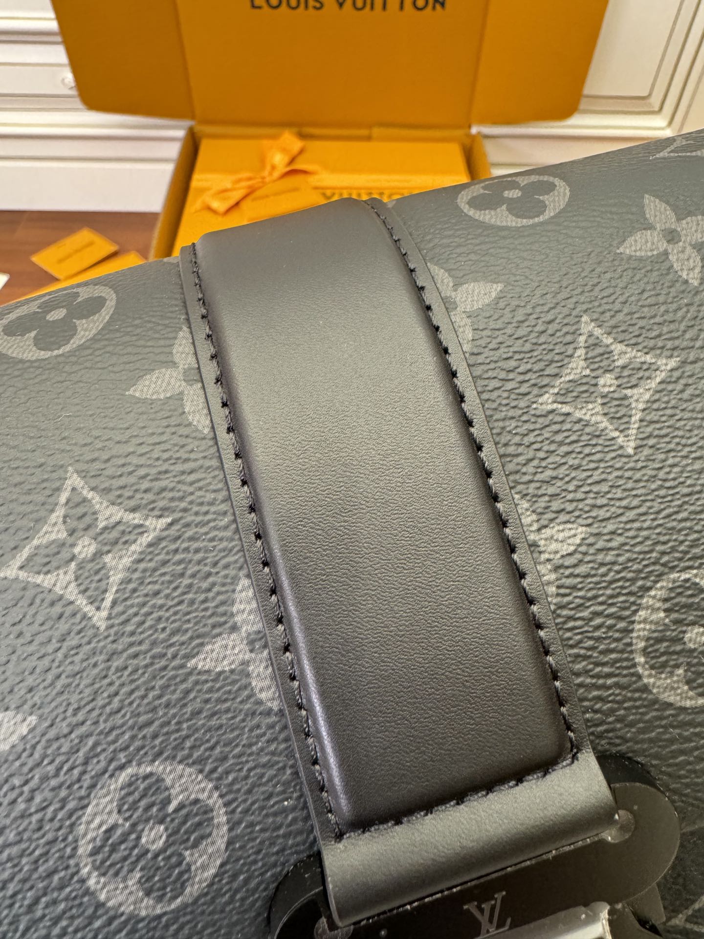 LOUIS VUITTON 路易威登 S Cape 可调节肩带搭扣开合帆布拼皮革 斜挎包 单肩包 黑色 M46794