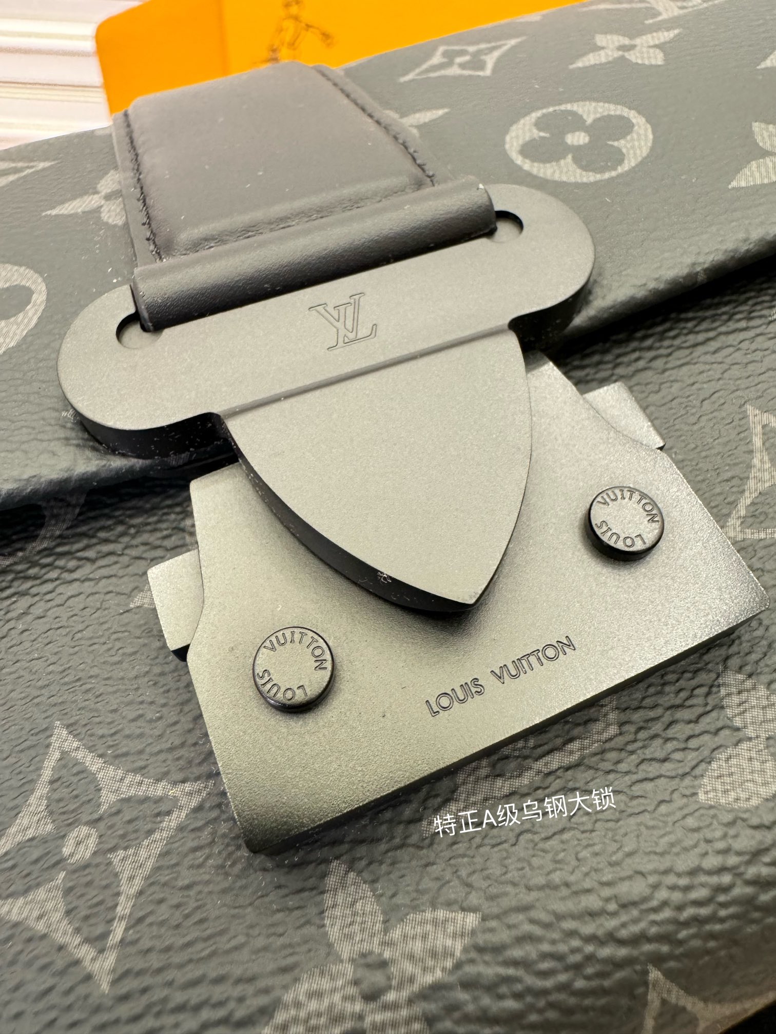 LOUIS VUITTON 路易威登 S Cape 可调节肩带搭扣开合帆布拼皮革 斜挎包 单肩包 黑色 M46794