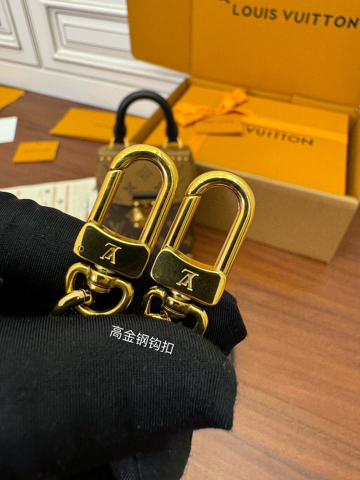 LOUIS VUITTON 路易威登 Camera 老花满印锁扣开合链条牛皮革 斜挎包 单肩包 手提包 盒子包 棕色 M82465