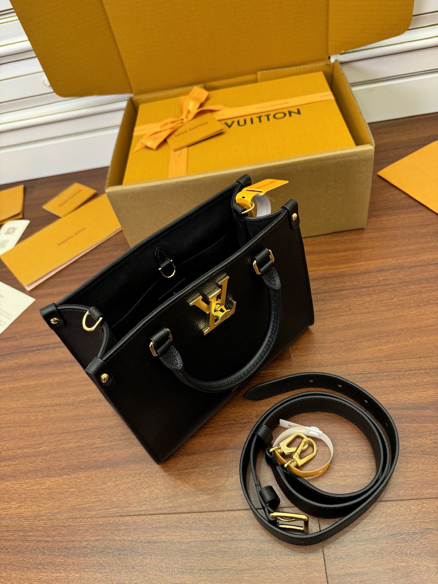LOUIS VUITTON 路易威登 Lock & Go 全粒面小牛皮 斜挎包 单肩包 手提包 黑色 M22311