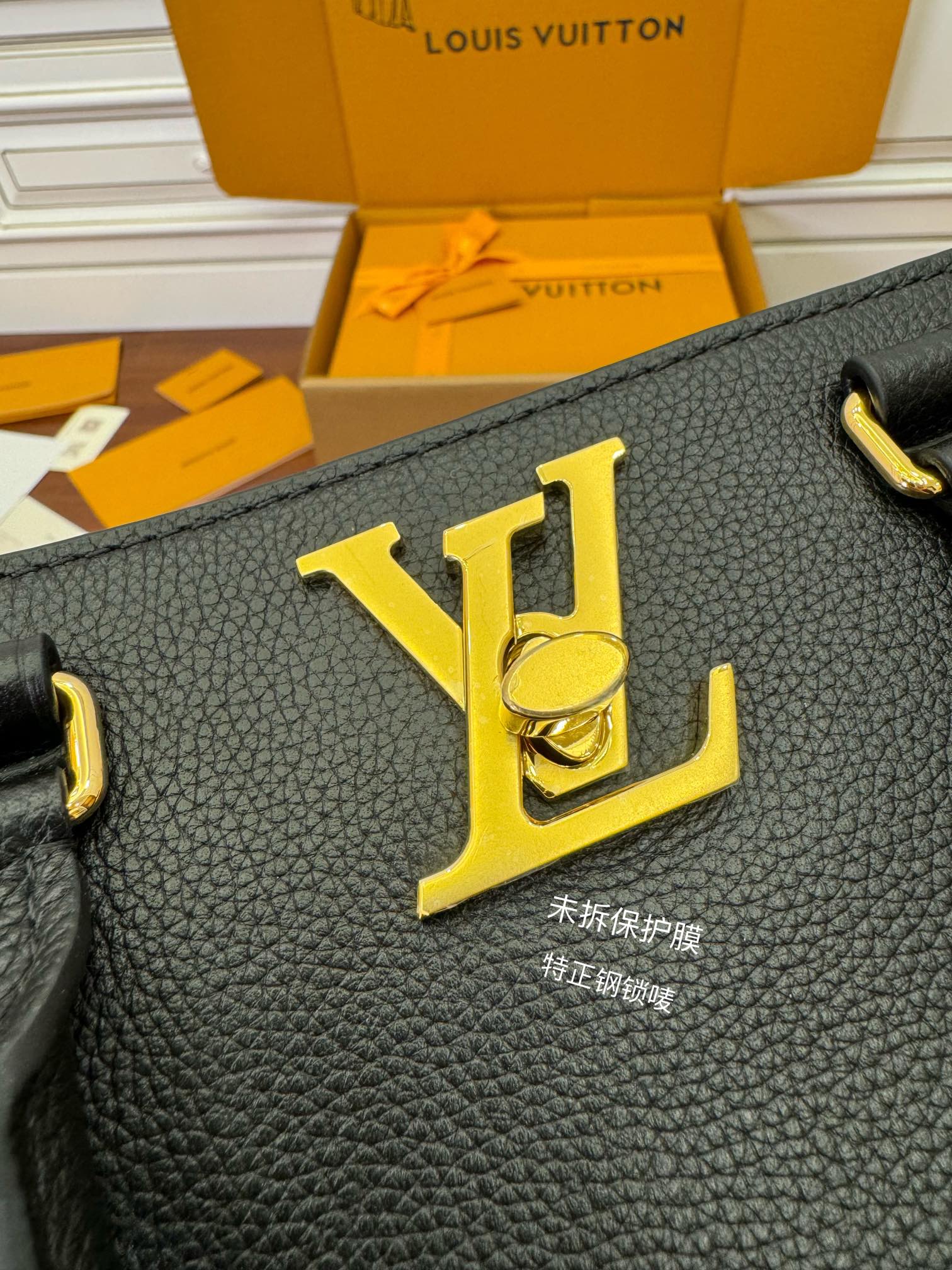 LOUIS VUITTON 路易威登 Lock & Go 全粒面小牛皮 斜挎包 单肩包 手提包 黑色 M22311
