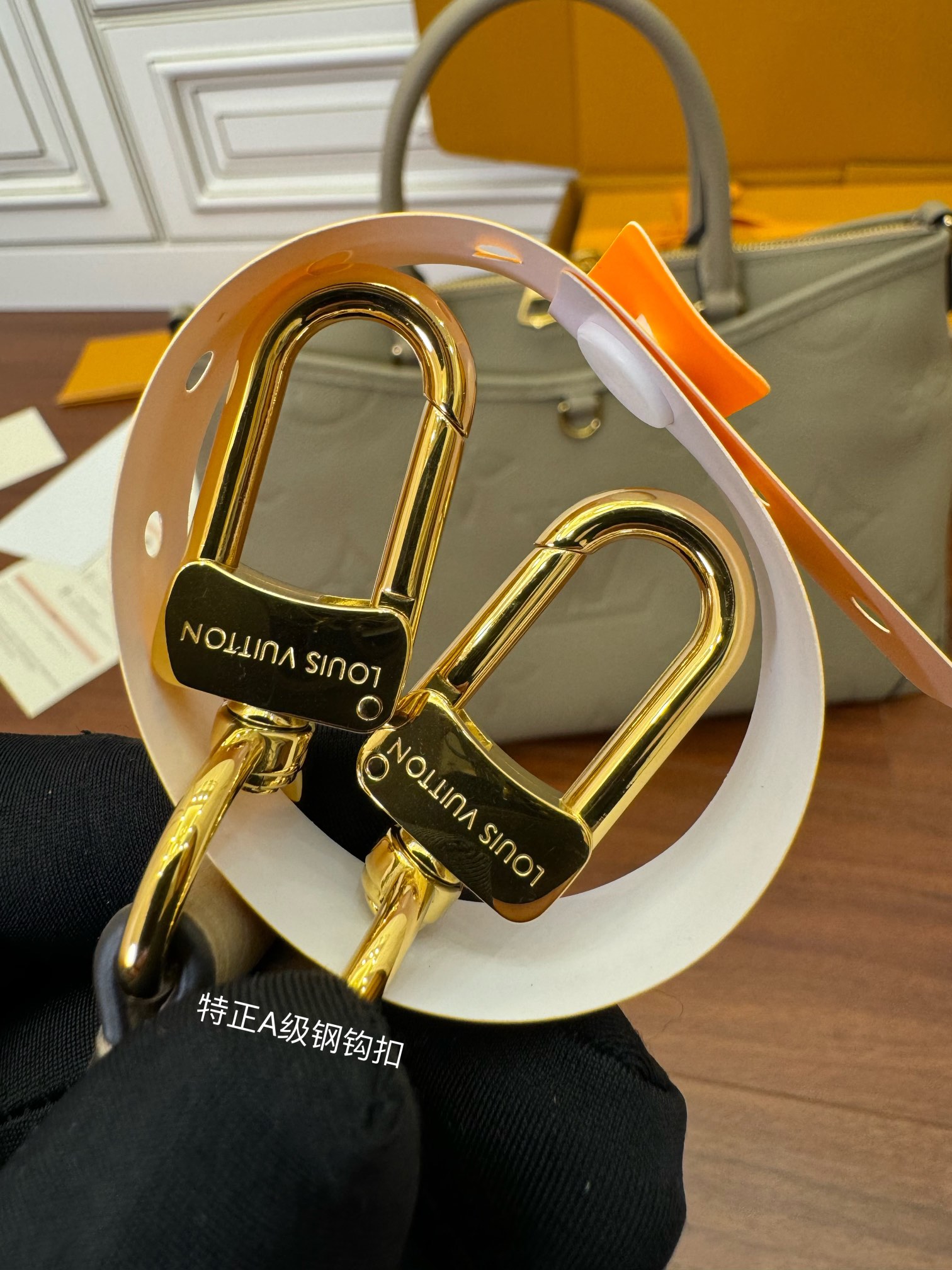 LOUIS VUITTON 路易威登 Trianon MM 压花图案 牛皮革 斜挎包 单肩包 手提包 中号 灰褐色 M46504