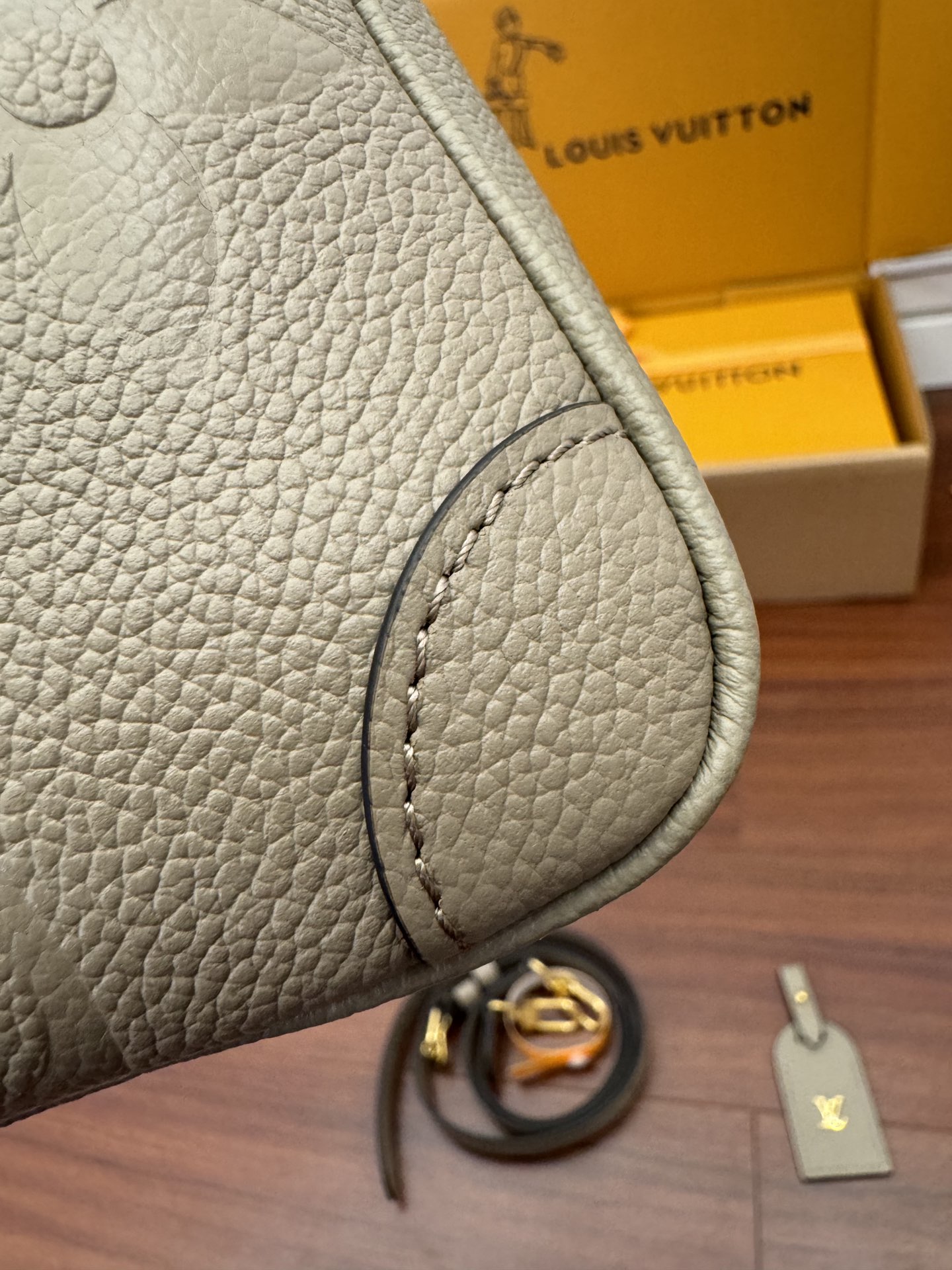 LOUIS VUITTON 路易威登 Trianon MM 压花图案 牛皮革 斜挎包 单肩包 手提包 中号 灰褐色 M46504