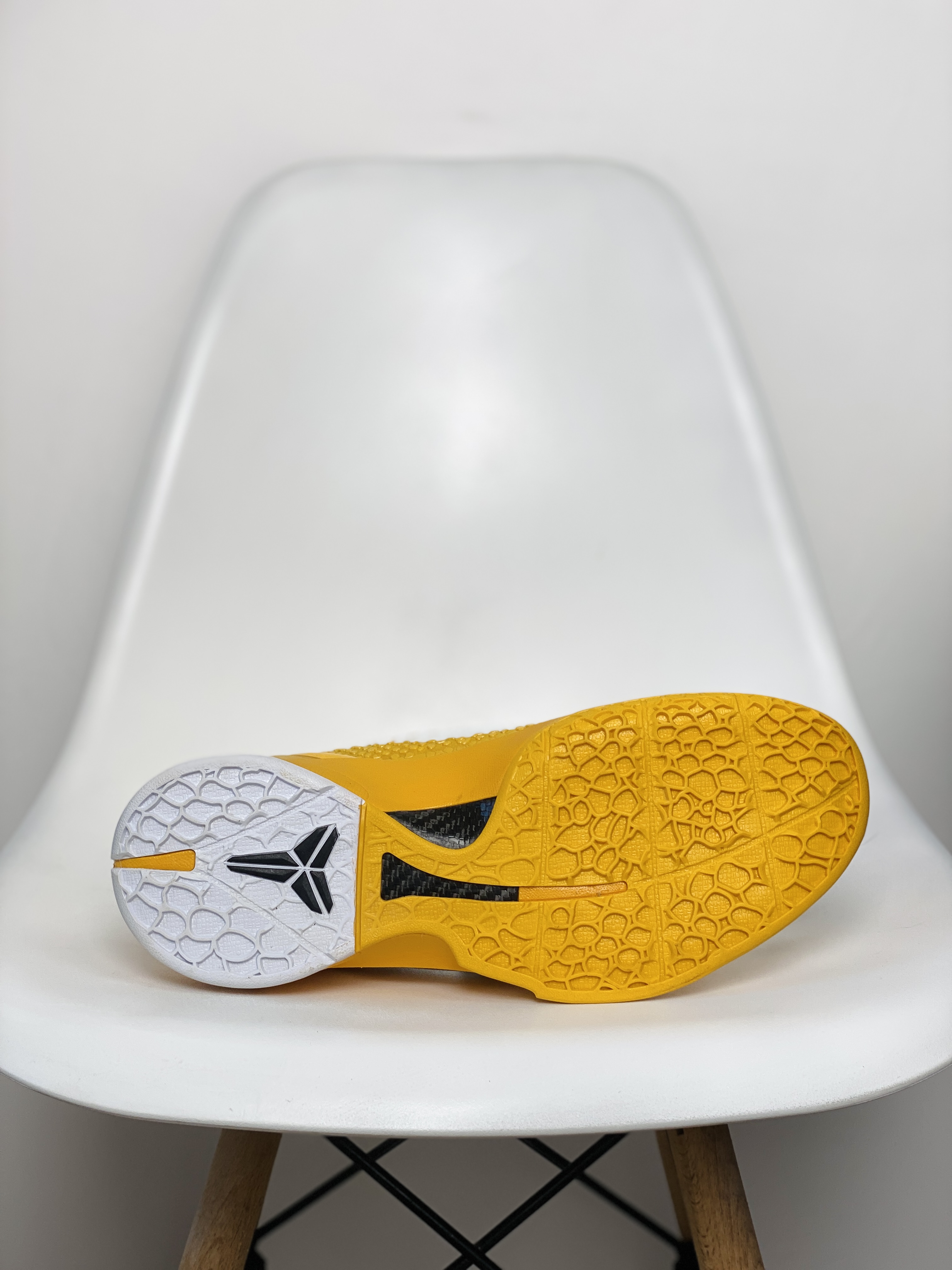  S2 Off White  Kobe 6  科比 6 低筒 前掌气垫 后掌EVA 球鞋 籃球鞋 實戰鞋  真碳板 男鞋 波鞋  黄色 CW2190-501