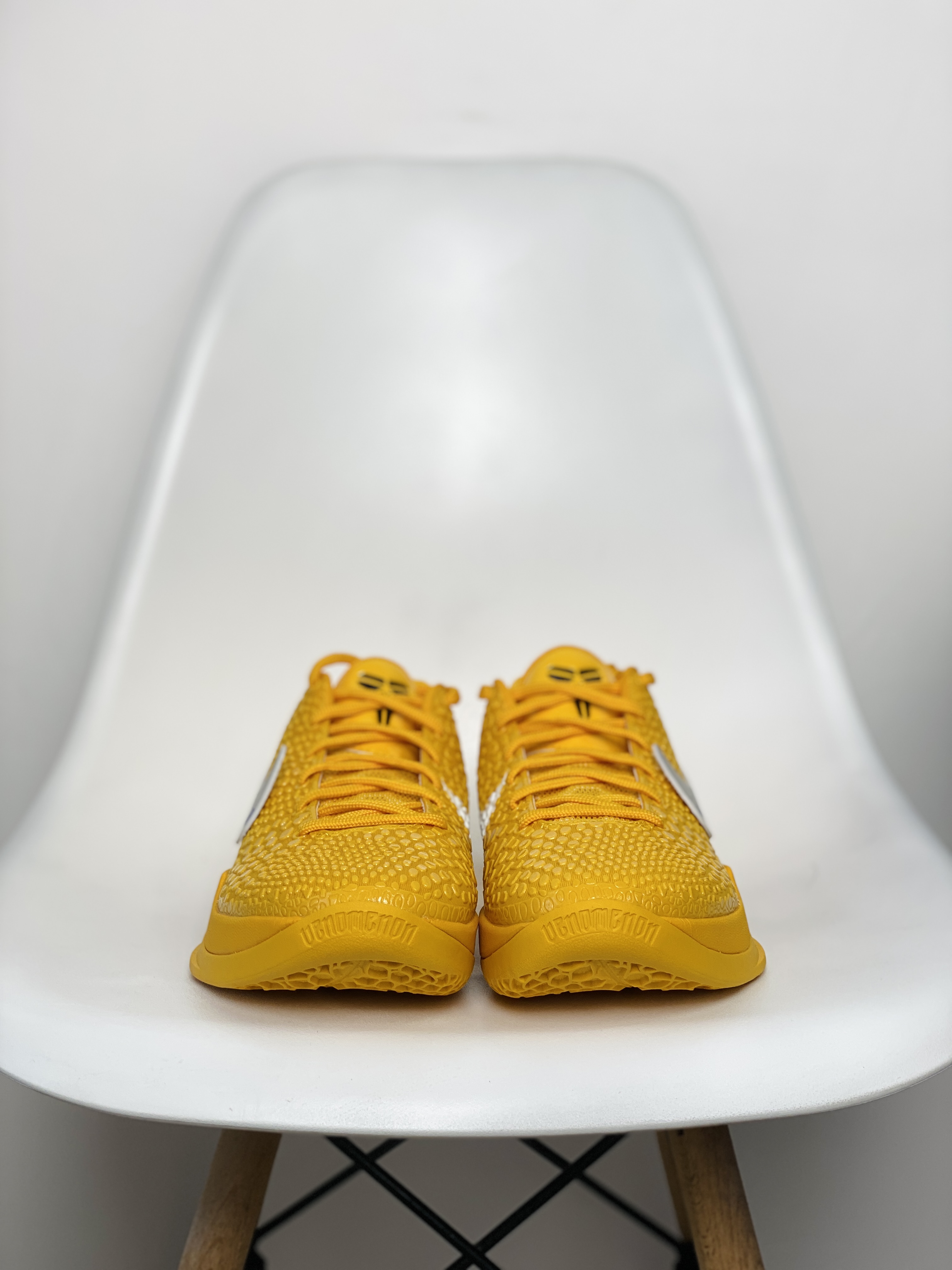  S2 Off White  Kobe 6  科比 6 低筒 前掌气垫 后掌EVA 球鞋 籃球鞋 實戰鞋  真碳板 男鞋 波鞋  黄色 CW2190-501