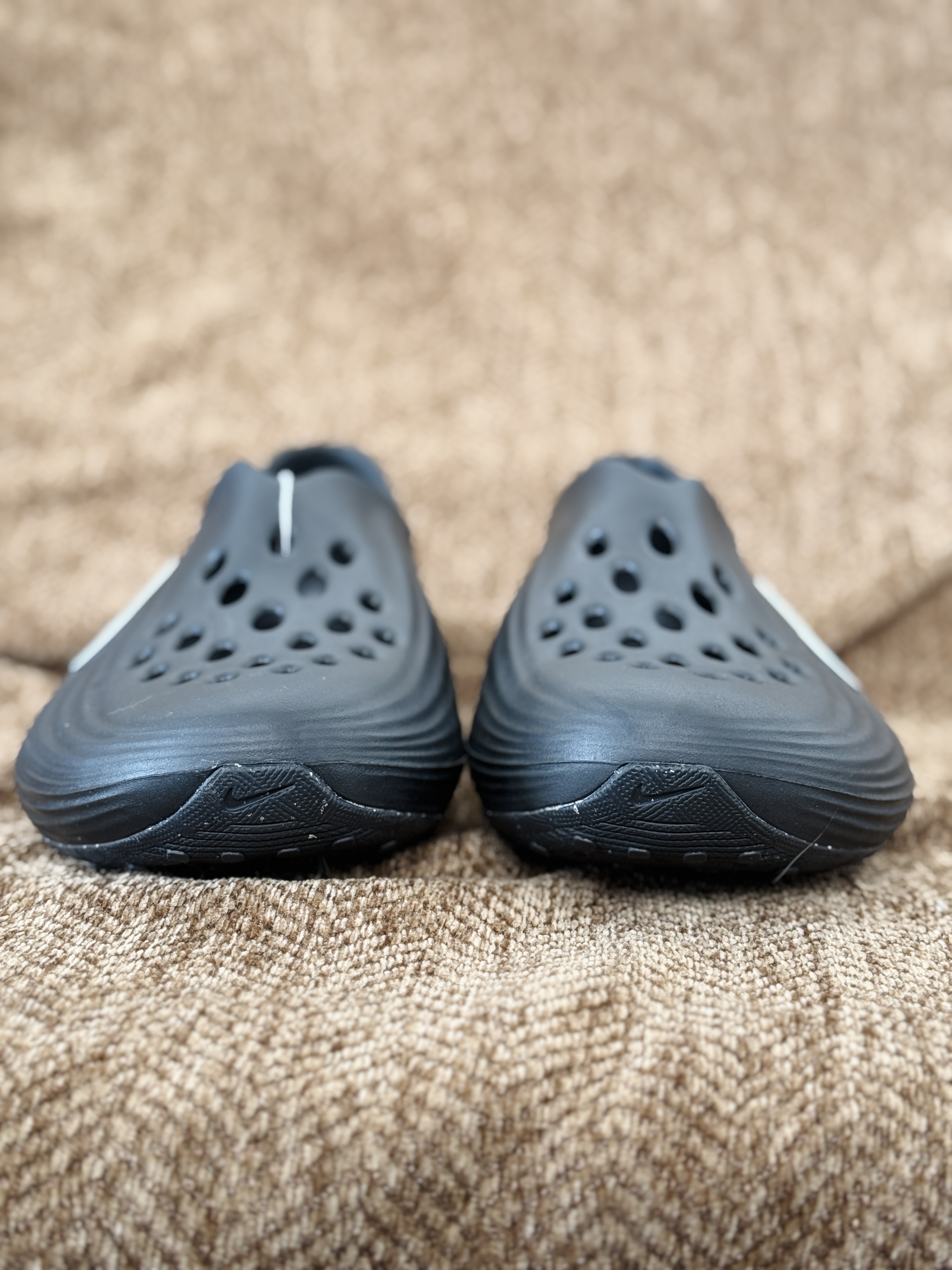 正确复合底 Nike Reactx Rejuven8 洞洞鞋 简约舒适  室外拖鞋 男女同款  黑白