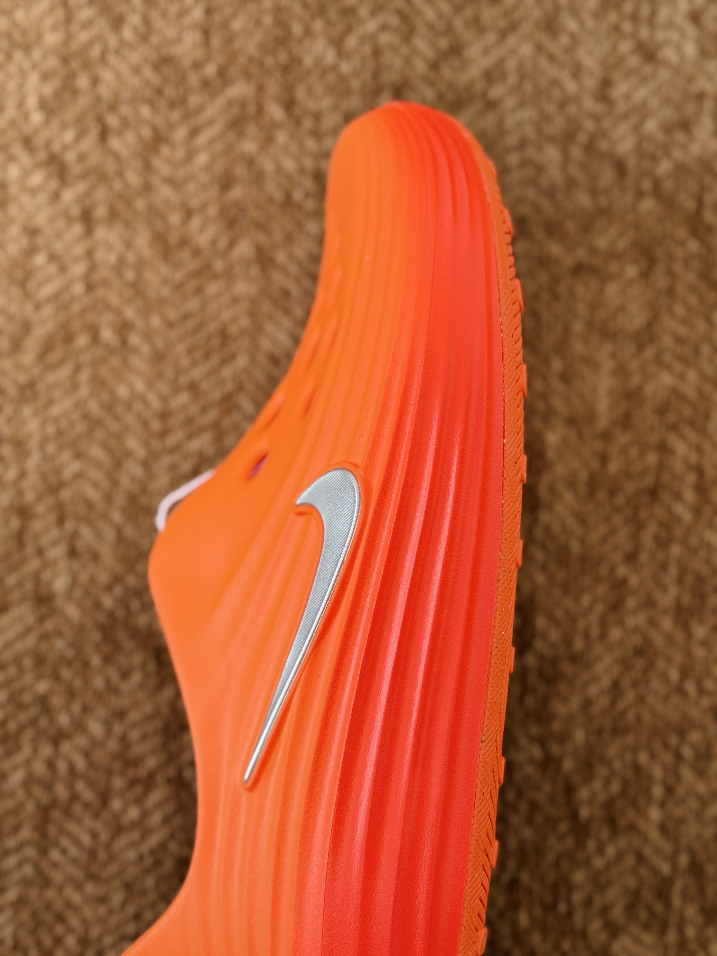 正确复合底 Nike Reactx Rejuven8 洞洞鞋 简约舒适  室外拖鞋 男女同款 橙色  HV5060-800