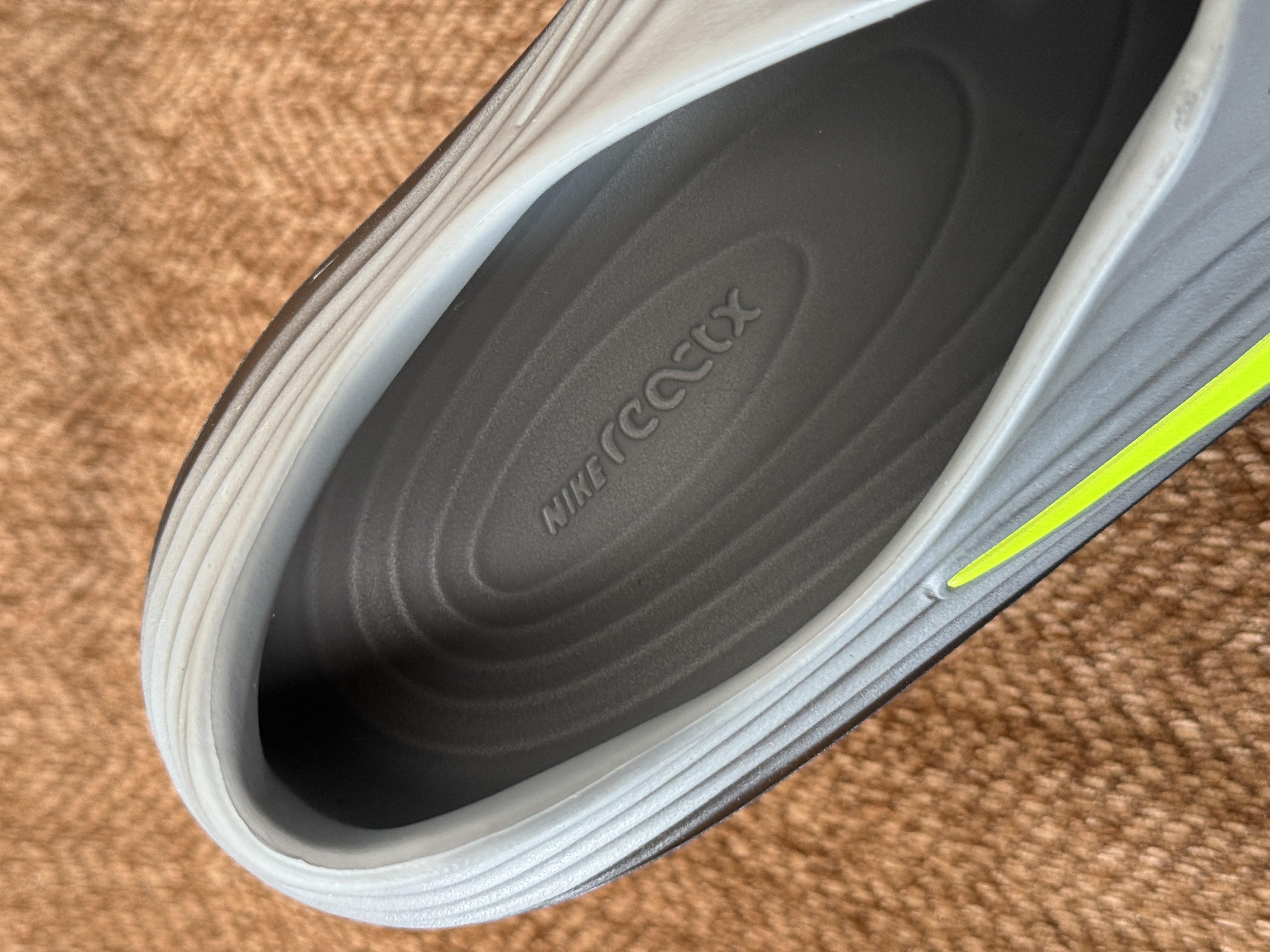 正确复合底 Nike Reactx Rejuven8 洞洞鞋 简约舒适  室外拖鞋 男女同款  黑绿 HV5060-003