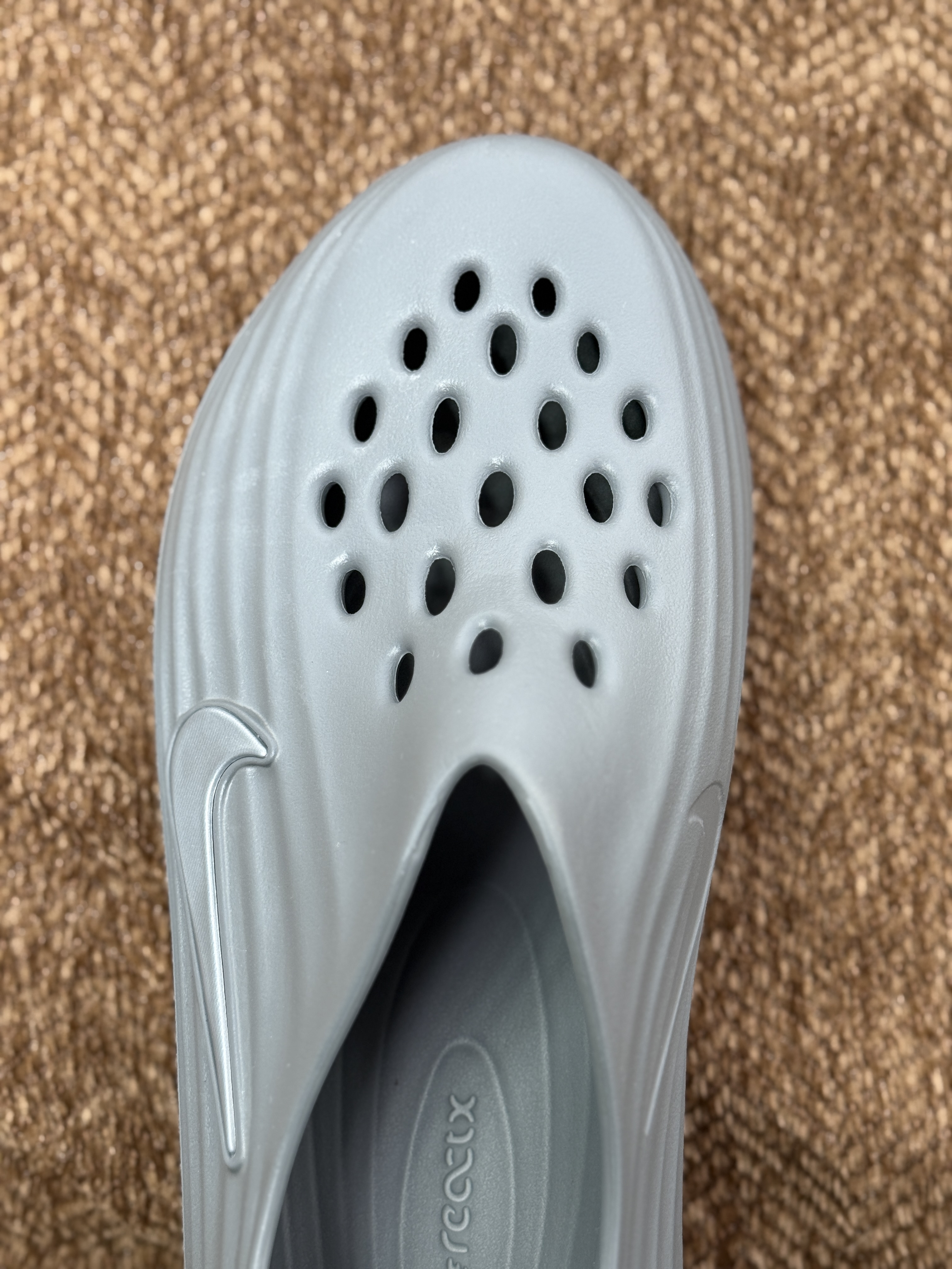 正确复合底 Nike Reactx Rejuven8 洞洞鞋 简约舒适  室外拖鞋 男女同款  烟灰  HV5060-002