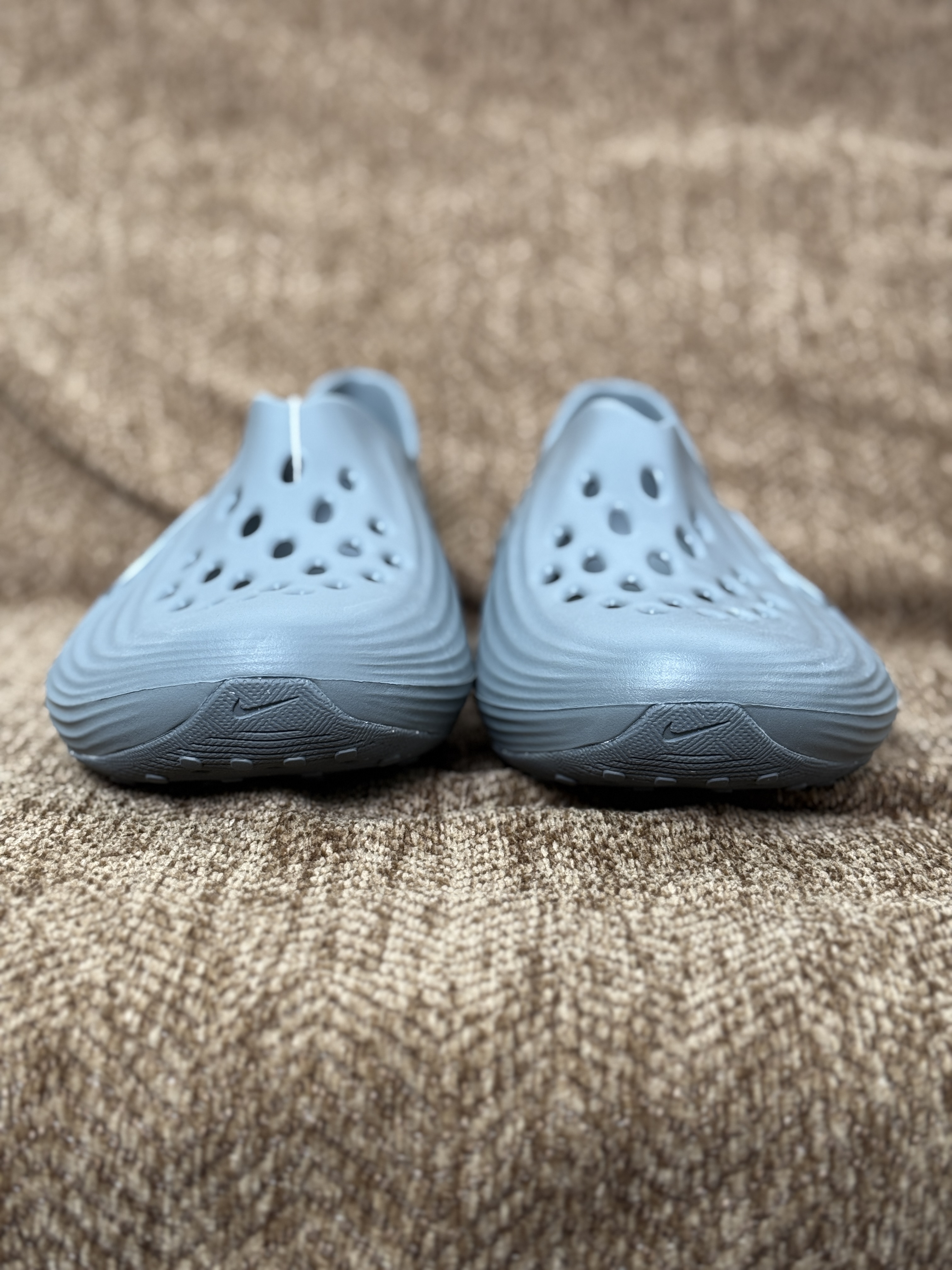 正确复合底 Nike Reactx Rejuven8 洞洞鞋 简约舒适  室外拖鞋 男女同款  烟灰  HV5060-002