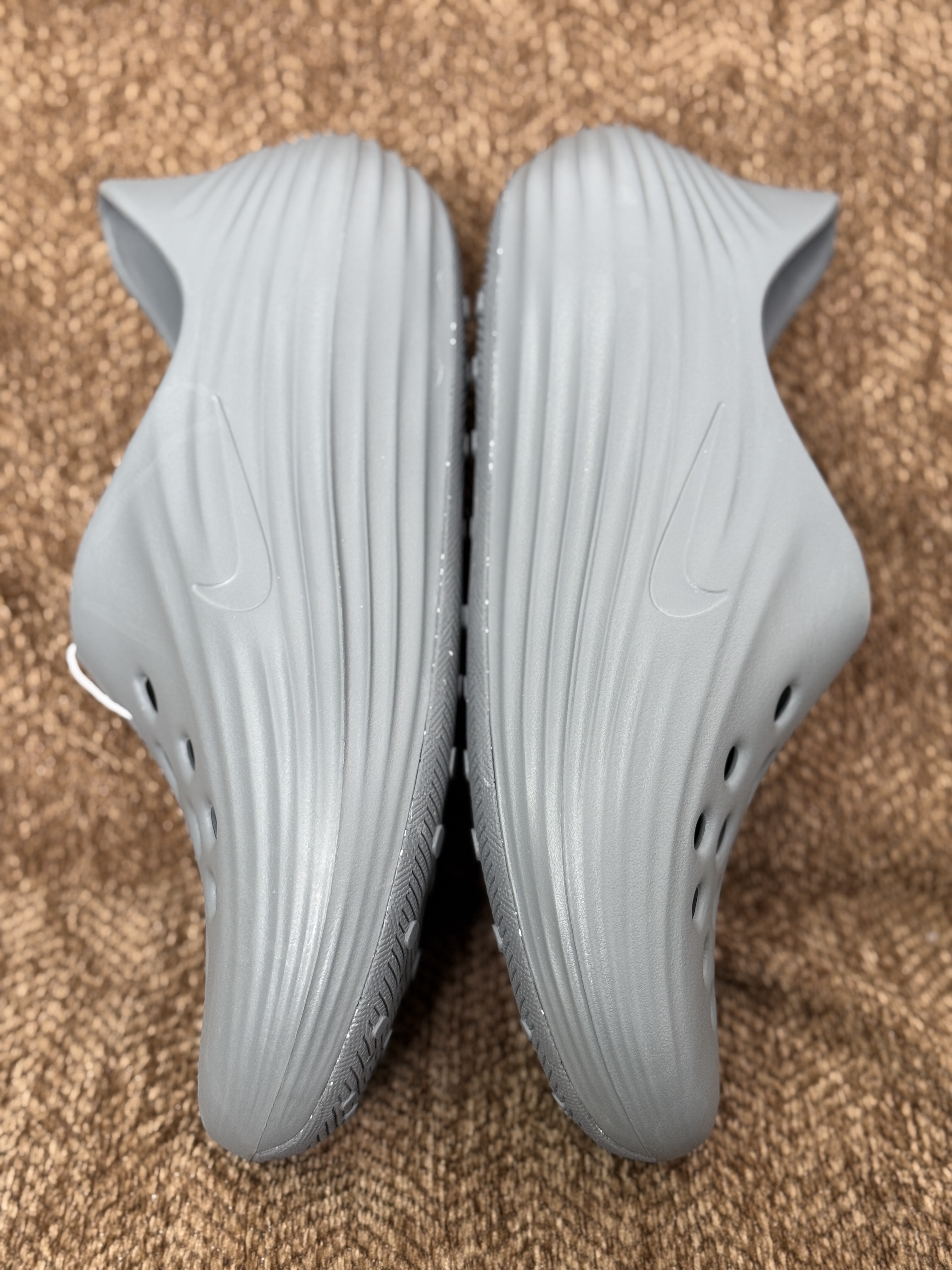 正确复合底 Nike Reactx Rejuven8 洞洞鞋 简约舒适  室外拖鞋 男女同款  烟灰  HV5060-002