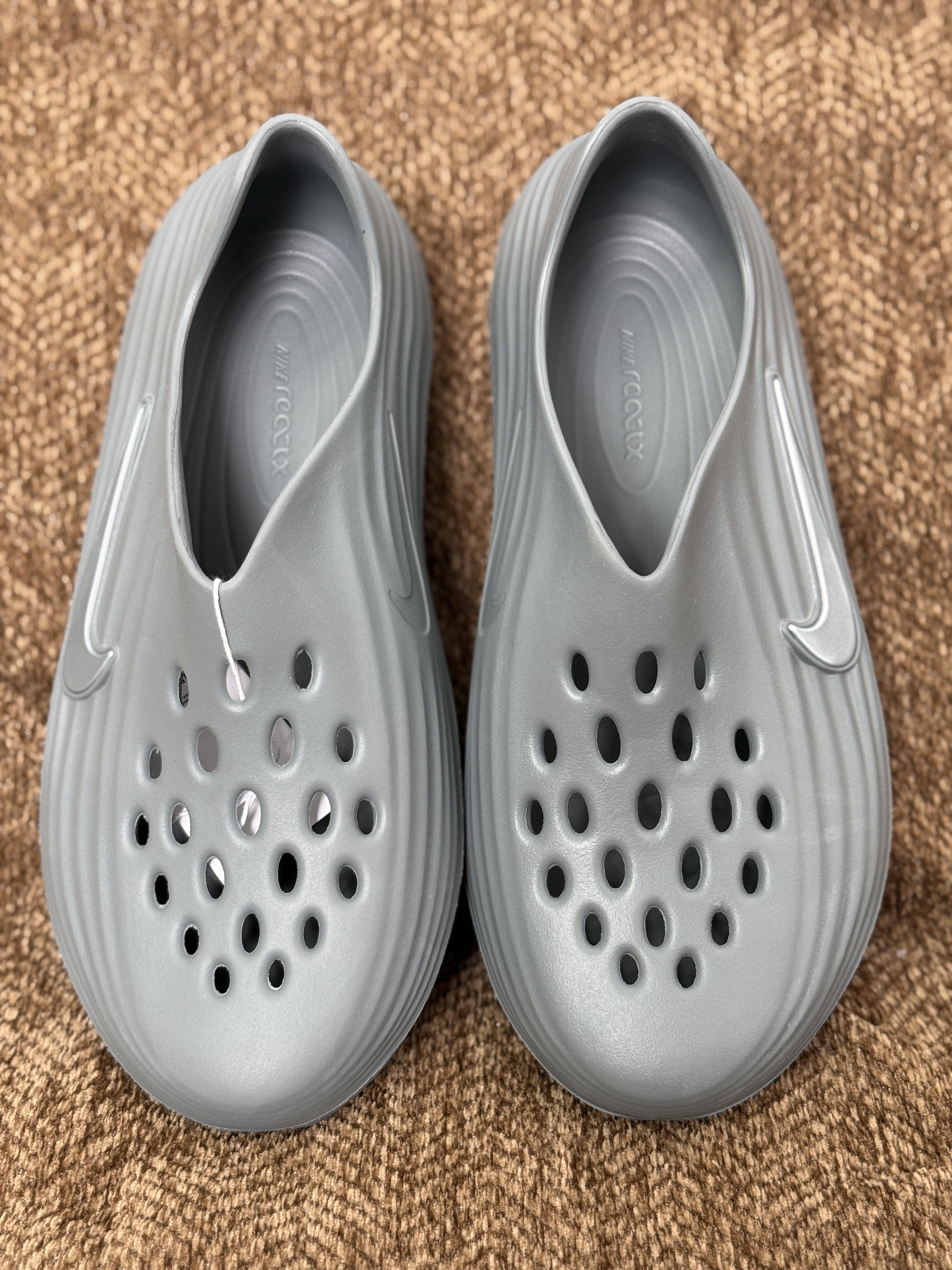 正确复合底 Nike Reactx Rejuven8 洞洞鞋 简约舒适  室外拖鞋 男女同款  烟灰  HV5060-002