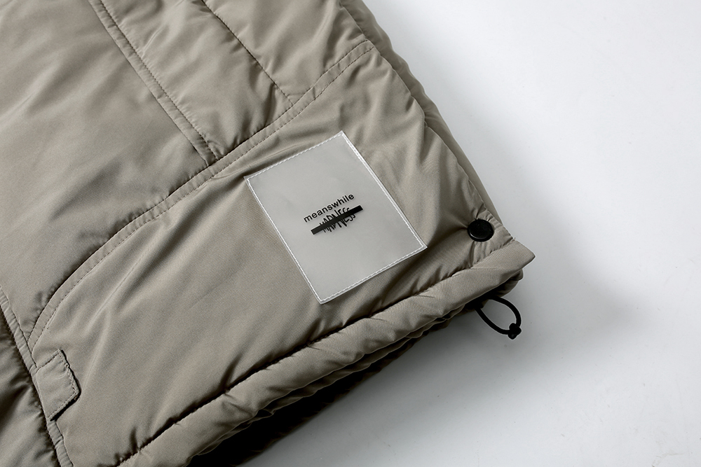 779# MADNESSxMEANSWHILE 联名款 FW25 侧开衩防水防工装简约纯色 可脱卸帽无袖马甲 男女同款  25FW-JKT-MNSWHL02-D003-GRY