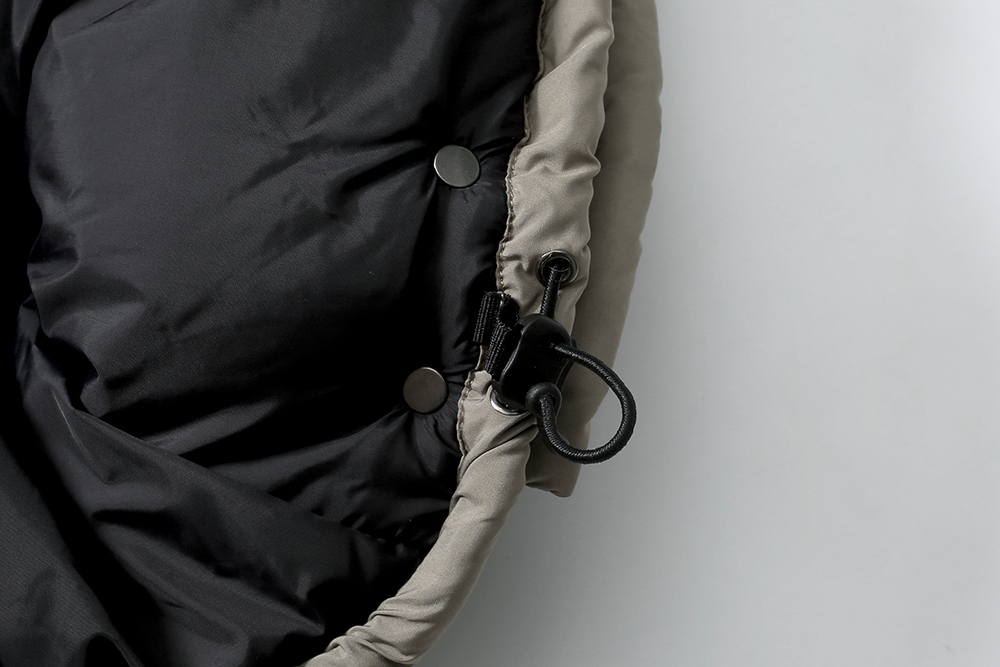 779# MADNESSxMEANSWHILE 联名款 FW25 侧开衩防水防工装简约纯色 可脱卸帽无袖马甲 男女同款  25FW-JKT-MNSWHL02-D003-GRY