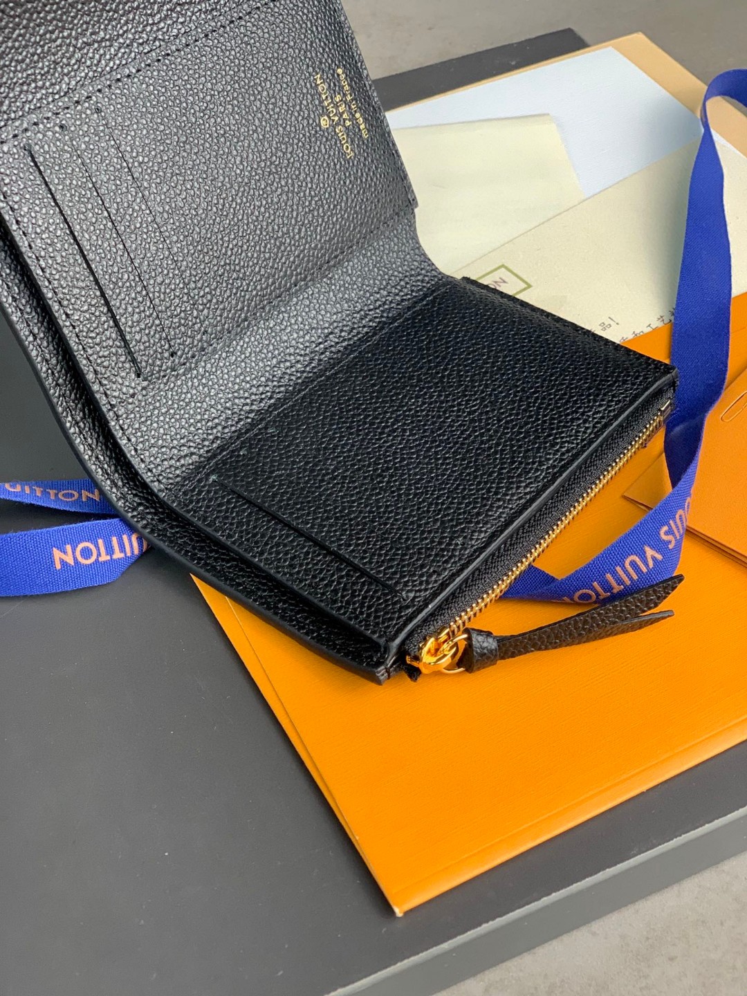 LOUIS VUITTON 经典老花压花图案柔软拉链粒面压花牛皮 钱包 手拿包 黑色 M41938