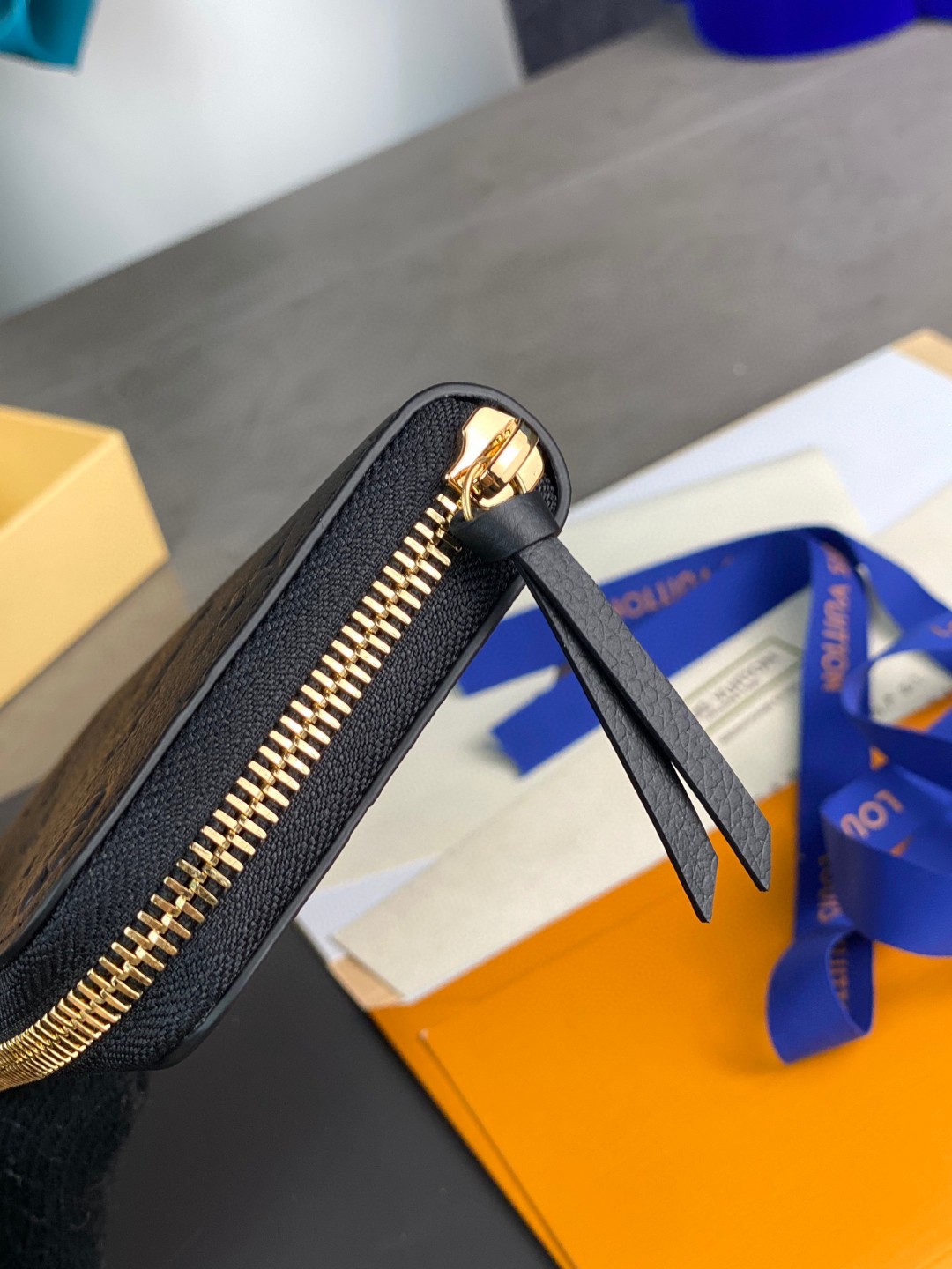 LOUIS VUITTON 经典老花压花图案柔软拉链粒面压花牛皮 钱包 手拿包 黑色 M60171