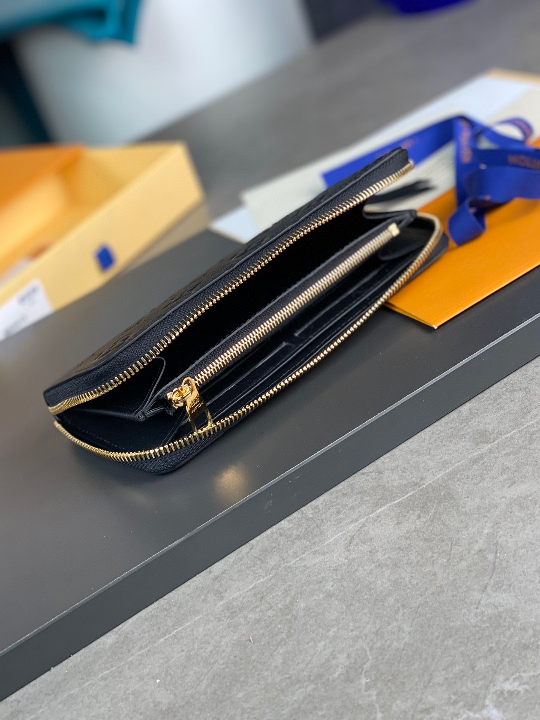 LOUIS VUITTON 经典老花压花图案柔软拉链粒面压花牛皮 钱包 手拿包 黑色 M60171