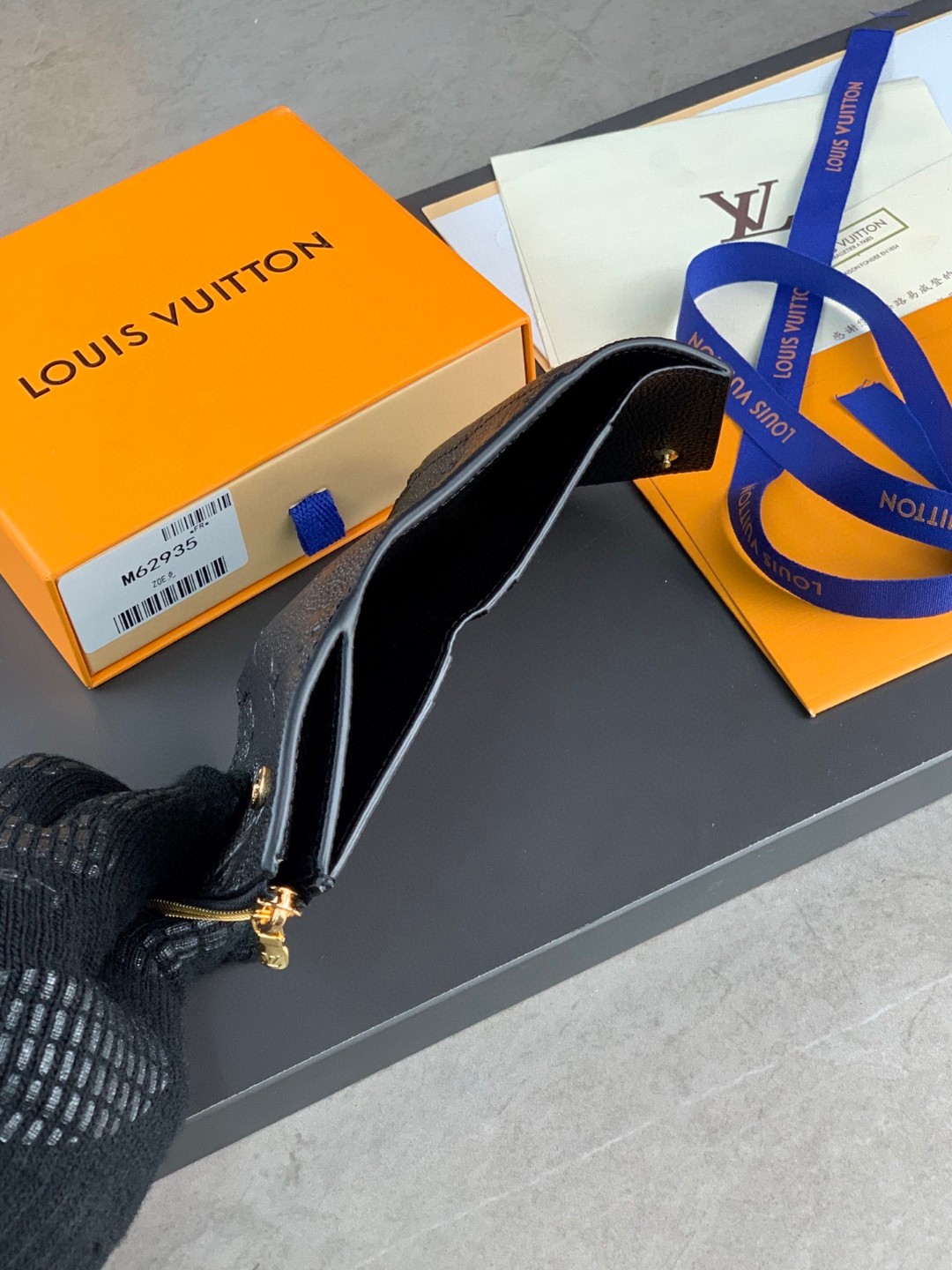 LOUIS VUITTON ZOE 字母logo压花 钱夹 钱包 女款 黑色 M62935