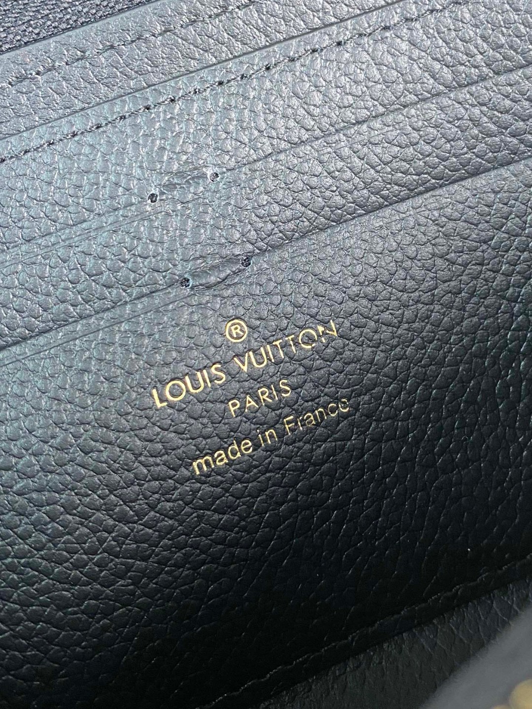 LOUIS VUITTON 经典老花压花图案柔软拉链粒面压花牛皮 钱包 手拿包 黑色 M60171