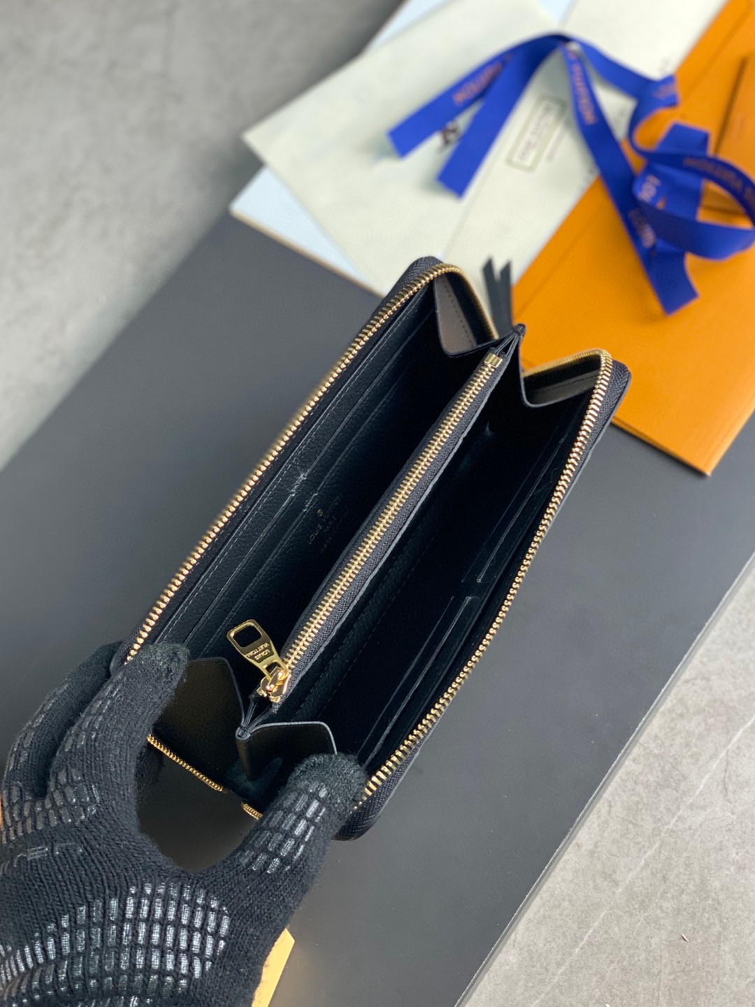 LOUIS VUITTON 经典老花压花图案柔软拉链粒面压花牛皮 钱包 手拿包 黑色 M60171