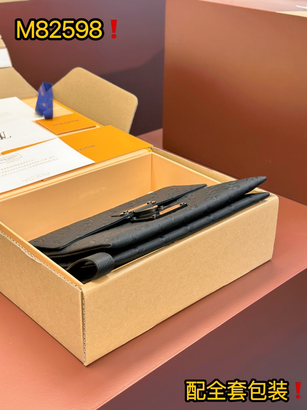 LOUIS VUITTON S-Lock Pochette 字母图案压花 S锁磁力扣涂层帆布拼牛皮革 手提包 手拿包 黑色 M82559