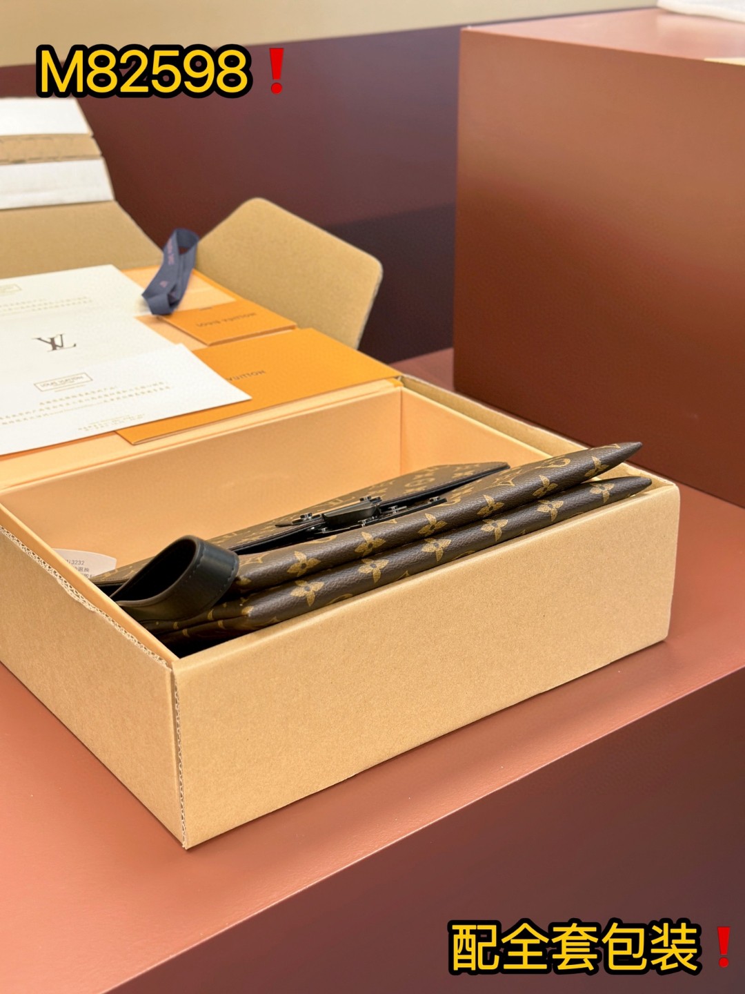 LOUIS VUITTON S-Lock 字母印花S锁磁力扣涂层帆布拼牛皮革 手提包 手拿包 棕色 M80560