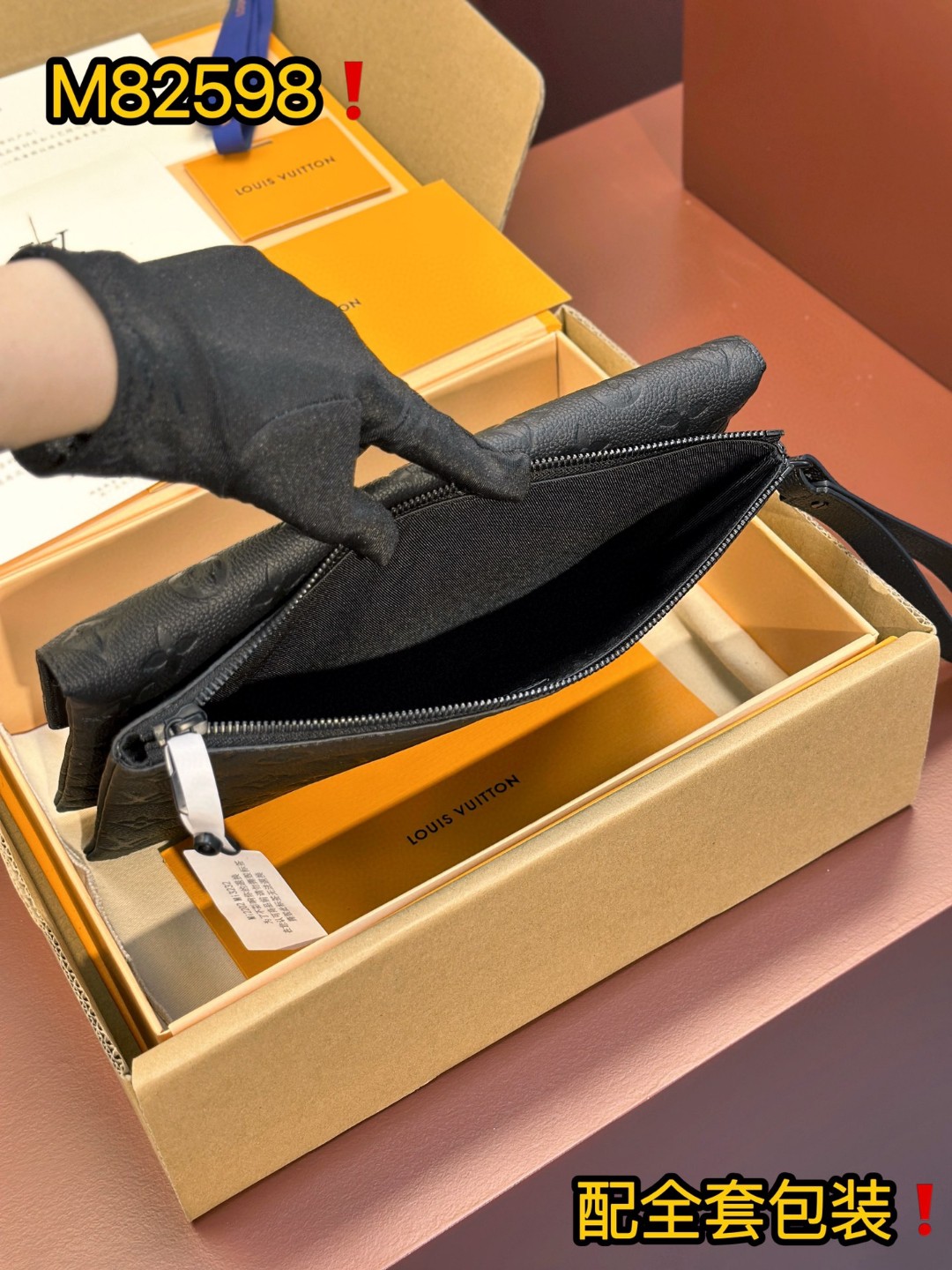 LOUIS VUITTON S-Lock Pochette 字母图案压花 S锁磁力扣涂层帆布拼牛皮革 手提包 手拿包 黑色 M82559