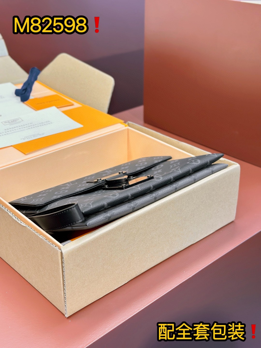 LOUIS VUITTON S-Lock 字母印花S锁磁力扣涂层帆布拼牛皮革 手提包 手拿包 黑色 M82598