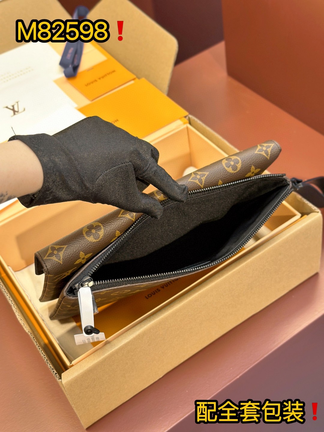 LOUIS VUITTON S-Lock 字母印花S锁磁力扣涂层帆布拼牛皮革 手提包 手拿包 棕色 M80560