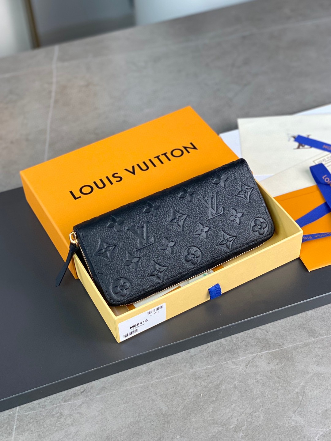 LOUIS VUITTON 经典老花压花图案柔软拉链粒面压花牛皮 钱包 手拿包 黑色 M60171