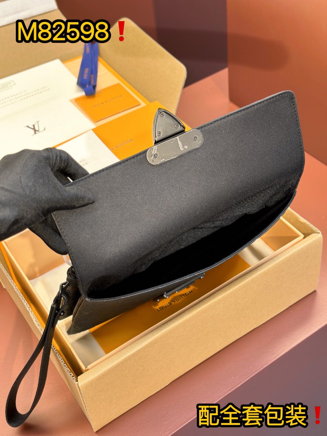 LOUIS VUITTON S-Lock Pochette 字母图案压花 S锁磁力扣涂层帆布拼牛皮革 手提包 手拿包 黑色 M82559