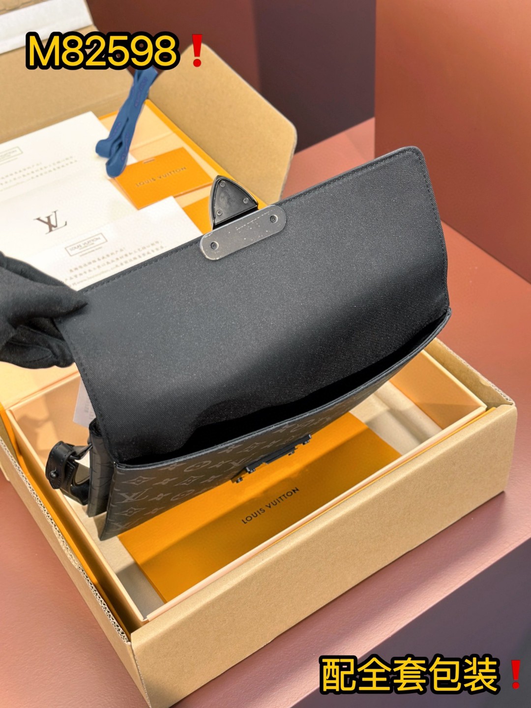 LOUIS VUITTON S-Lock 字母印花S锁磁力扣涂层帆布拼牛皮革 手提包 手拿包 黑色 M82598