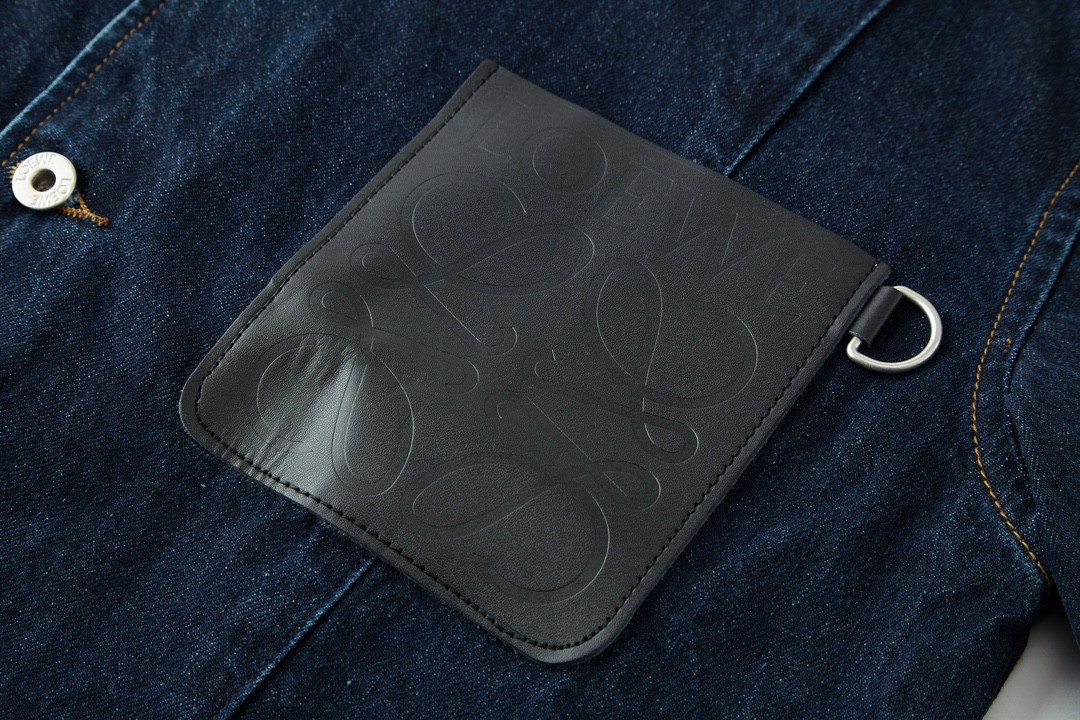 Loewe 罗意威 胸口皮口袋印花牛仔外套 衬衫 牛仔衣 长袖 秋冬 蓝色 H526Y13X205110