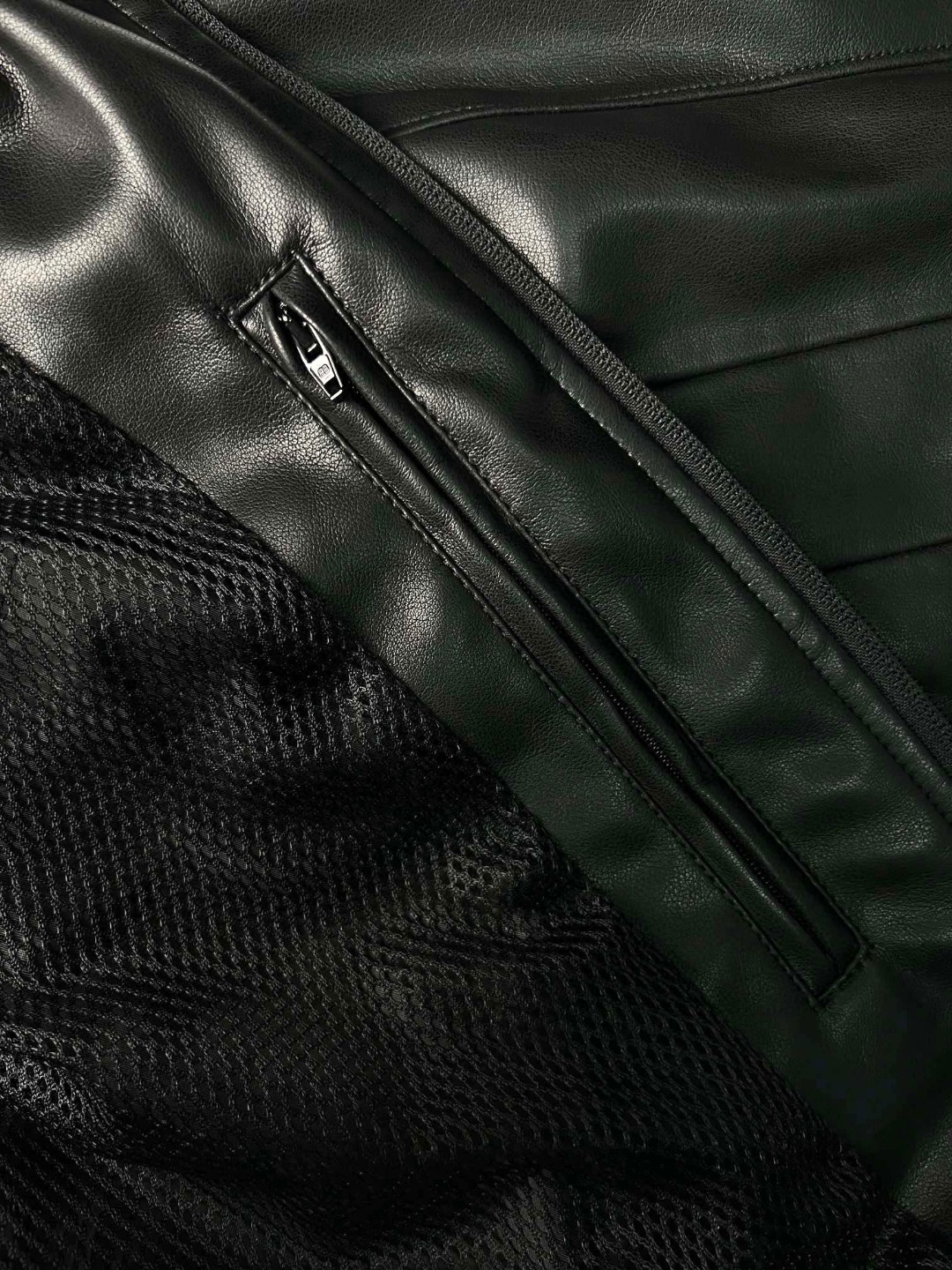 Balenciaga 巴黎世家 SS23 字母刺绣Logo 连帽夹克 皮衣 宽松 外套 秋冬款 黑色 697771TMS021000